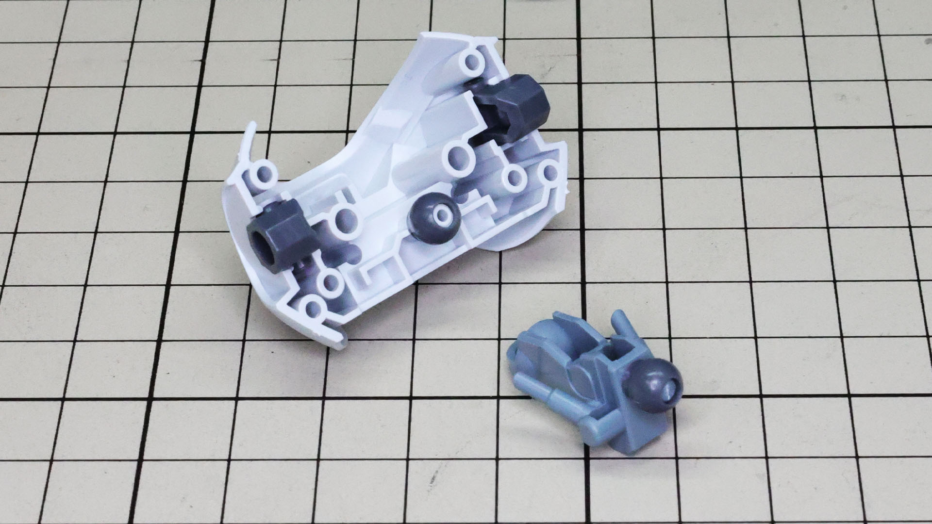 腹部にあたる部分には背骨にもなるメカフレームが組まれます