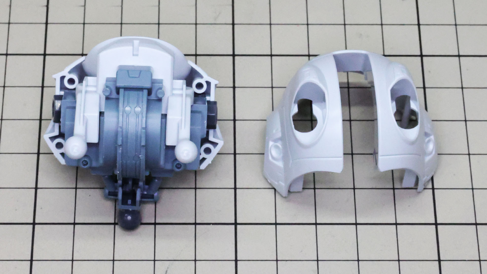 背面のメカフレームを組み込んで装甲でカバーします