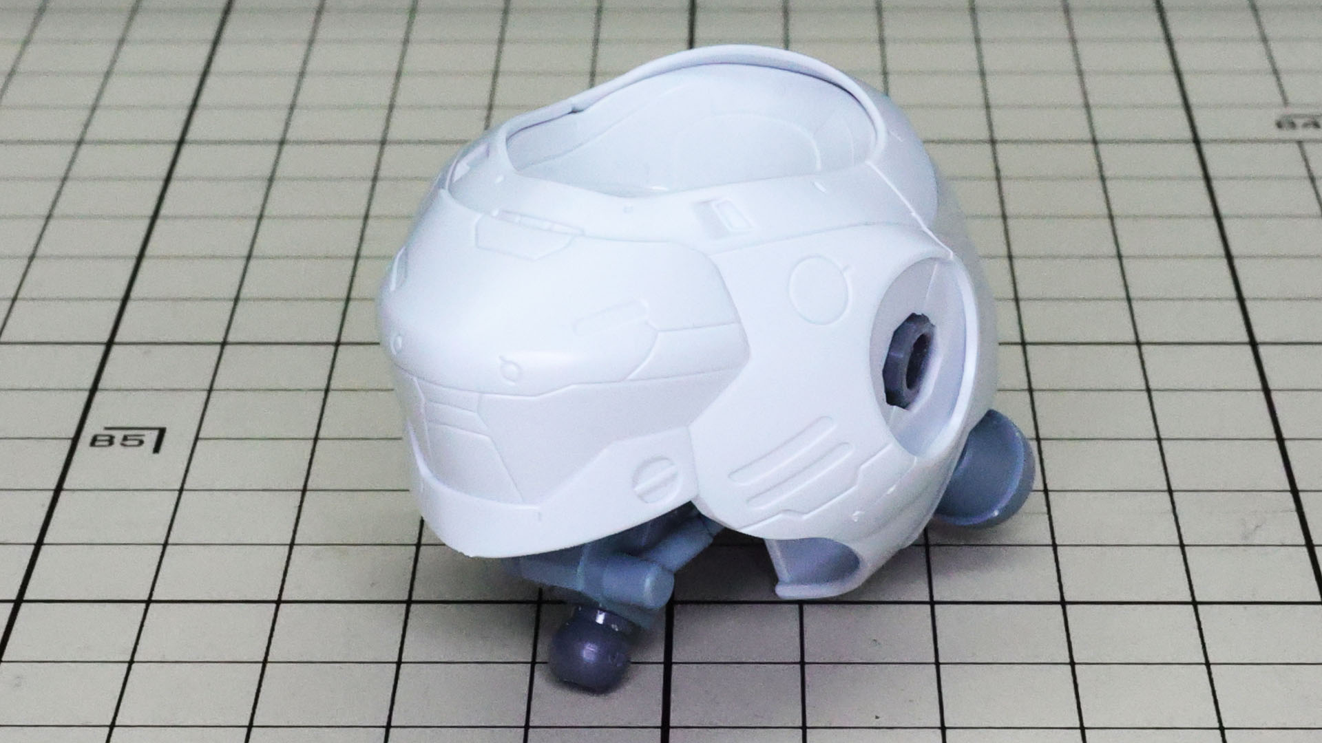 前面の装甲を組み付けた全体の丸さも実は複雑な面構成でよく見ると楽しい部分です