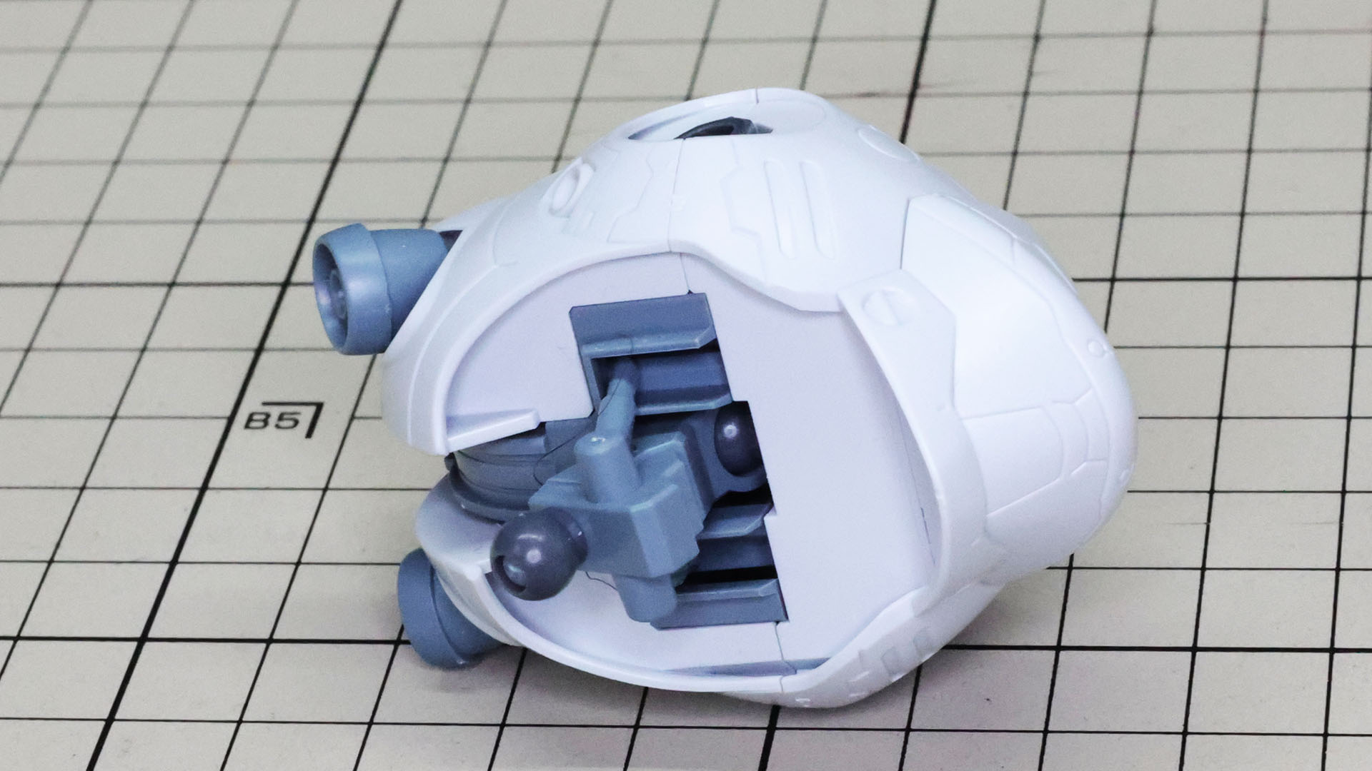 腰部との接続に使われるメカフレームにはシリンダー的ディテールがあります。可動こそしないものの雰囲気ばっちりです