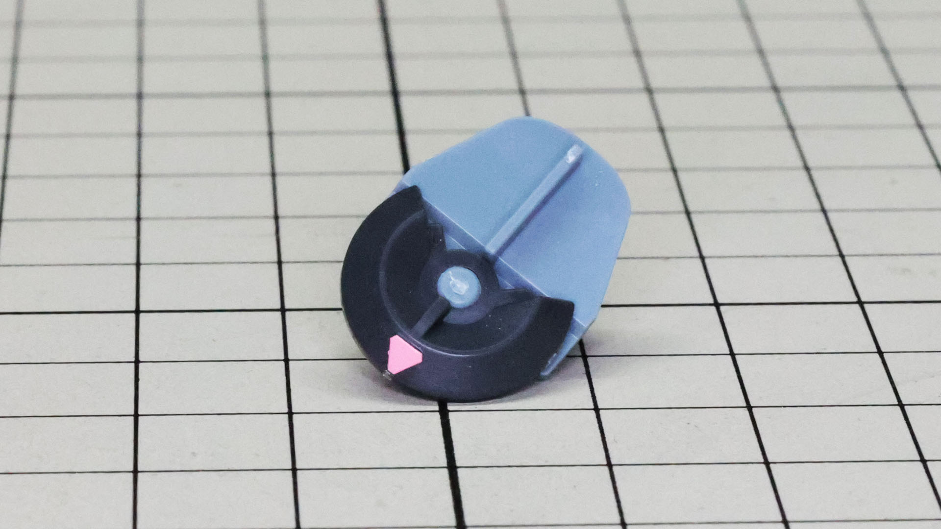 センサーにはシールが使われ、左右に回転させることができます