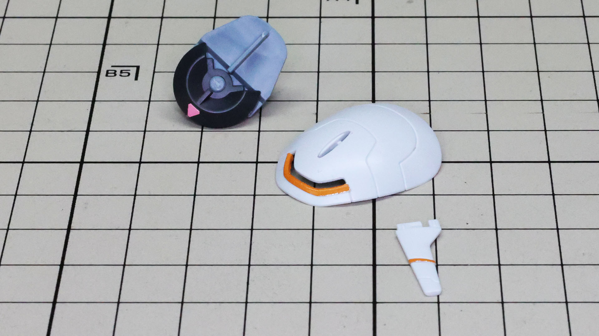 頭部装甲と角にシールを貼りこみます