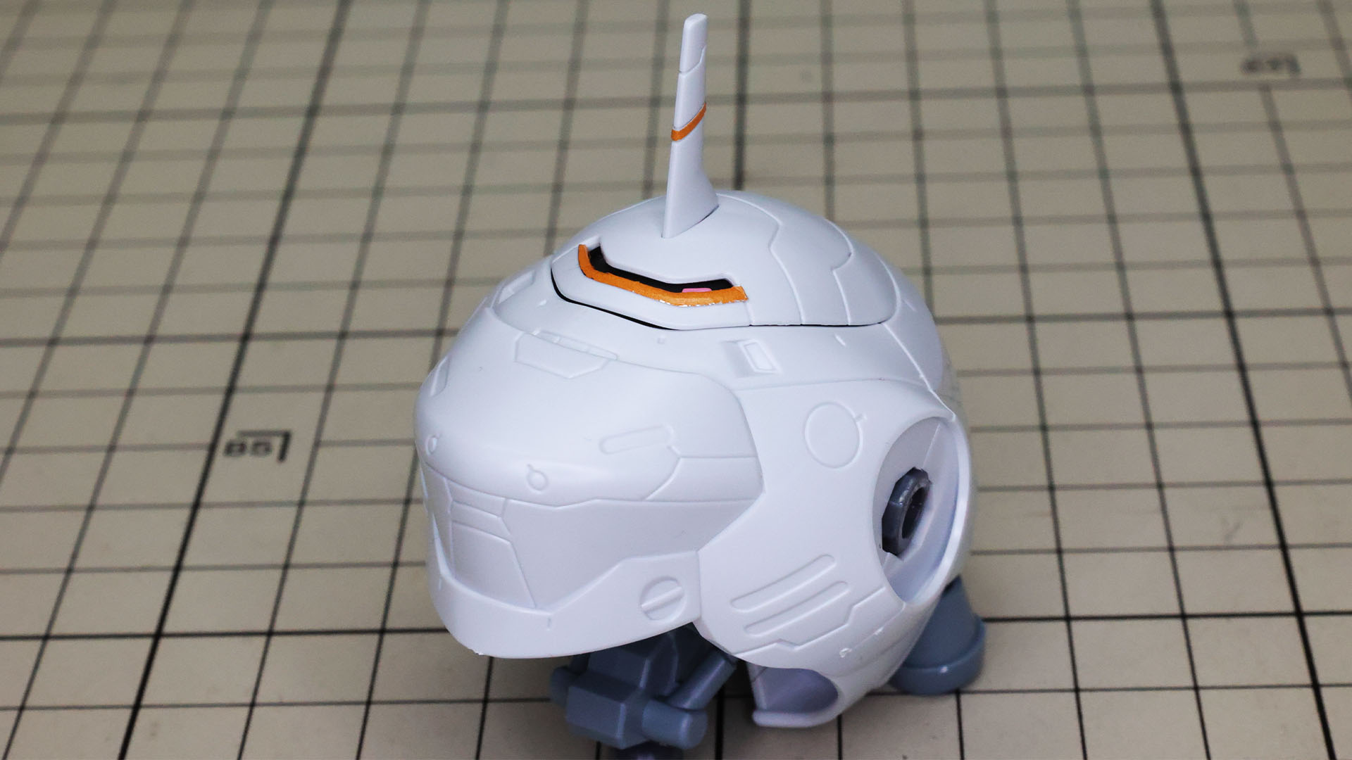 センサーは頭部装甲を外して回転させます