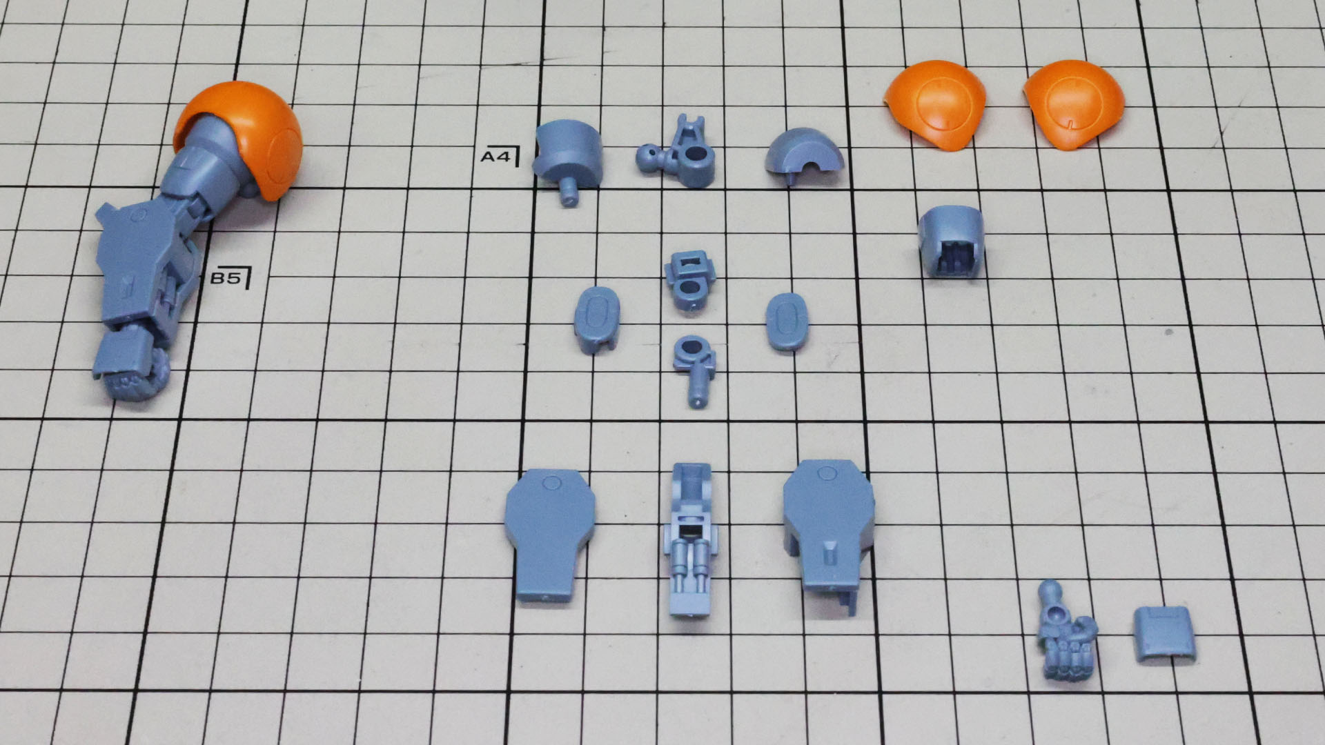 右腕を組んであります。ほぼメカフレームで構成される腕部パーツ群