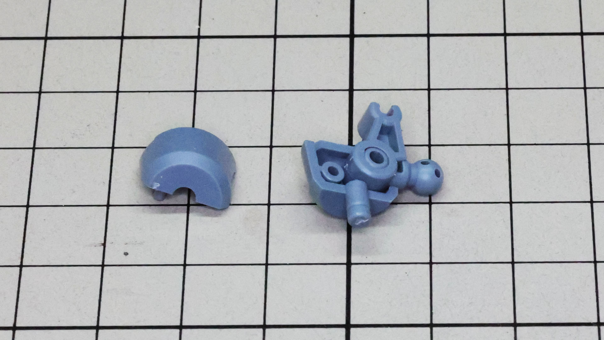 肩関節には肩アーマーを接続するための支柱があります