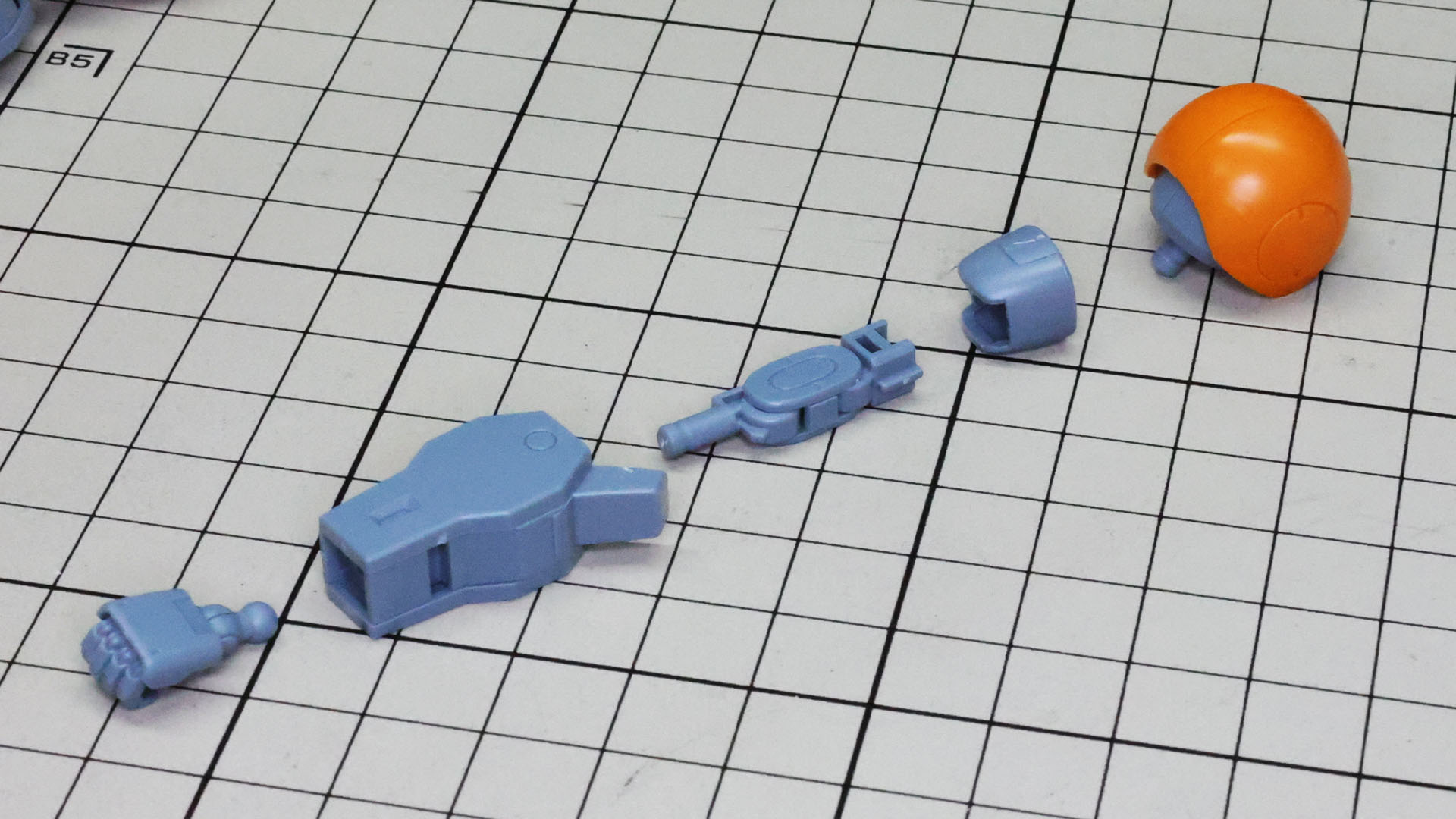 組んだ部位をドッキングさせれば腕部完成です