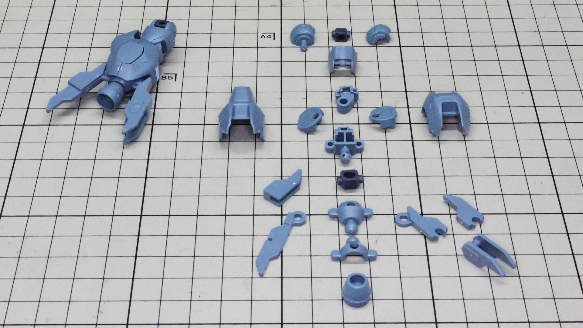 右脚を組んであります。コストや軽量化のためでしょうか、メカフレームがむき出しになったパーツ群です