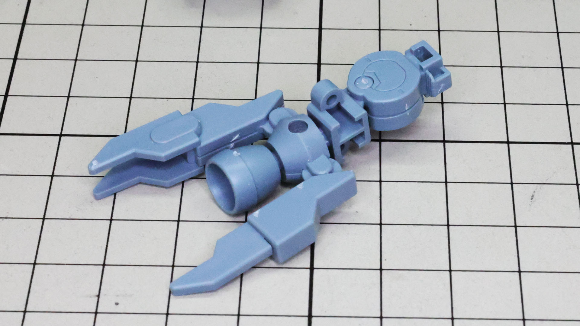 まんまメカフレームだけの脚部です！メタリックなメカ色で塗装するとまるっこいボディとの対比で面白い効果が得られそうです