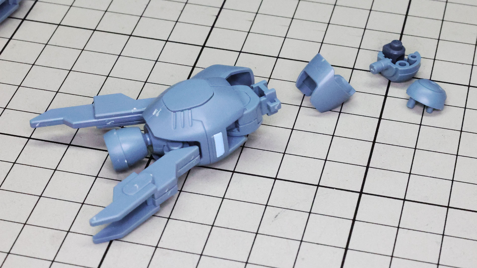 大腿部装甲は1ピースで構成されます。さらに股関節を組んでいきます