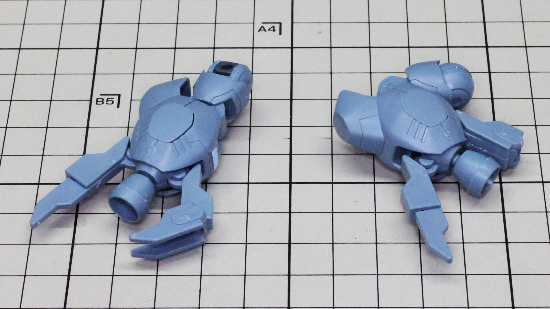 可動性能はこの通り、膝もグイっと曲がります。ツメは外側に回転させて折り畳むこともできます