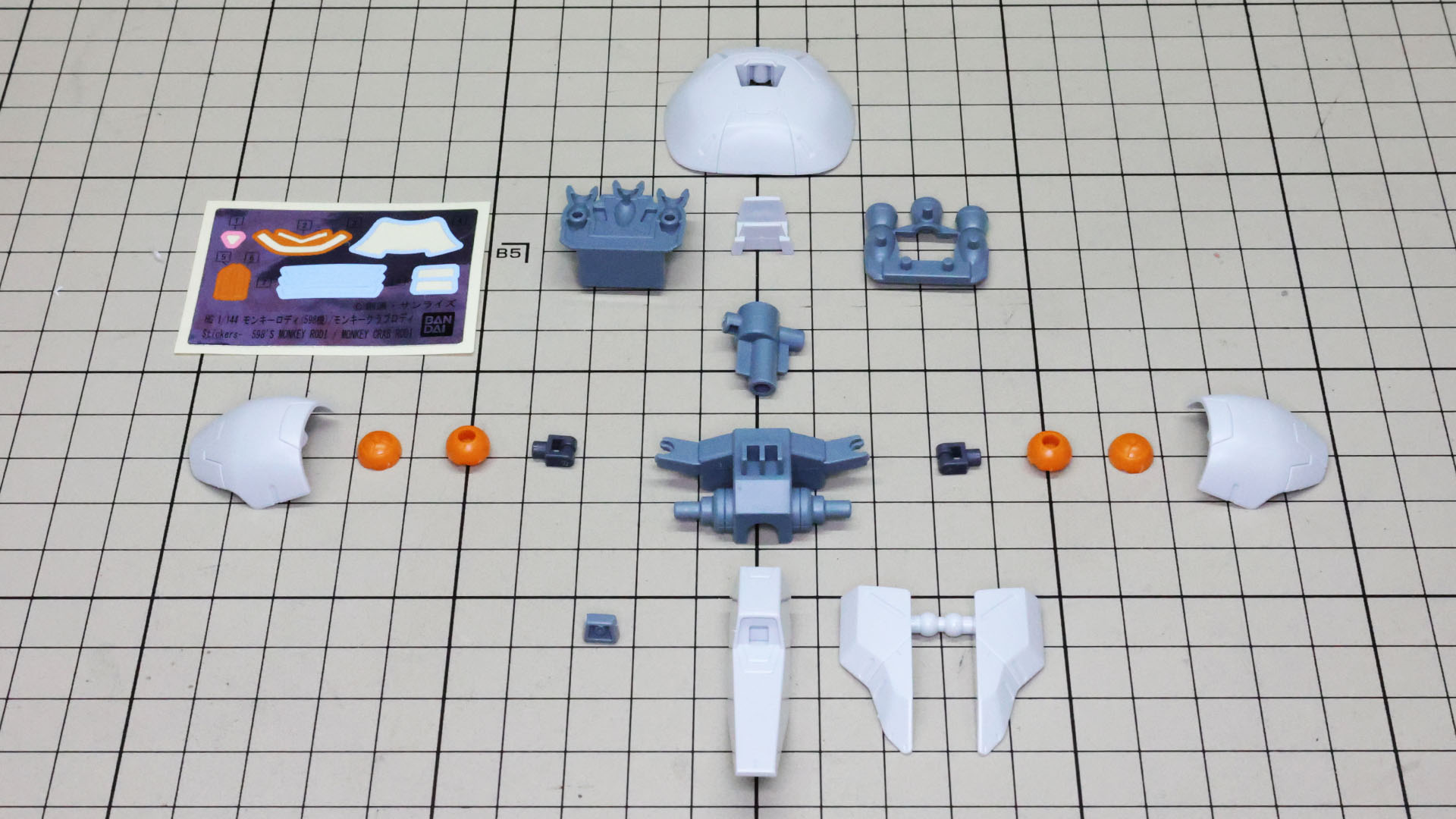 リアスカート内の3連ノズル、サイドスカート内のオレンジの手榴弾など見どころたくさんの腰部パーツ群