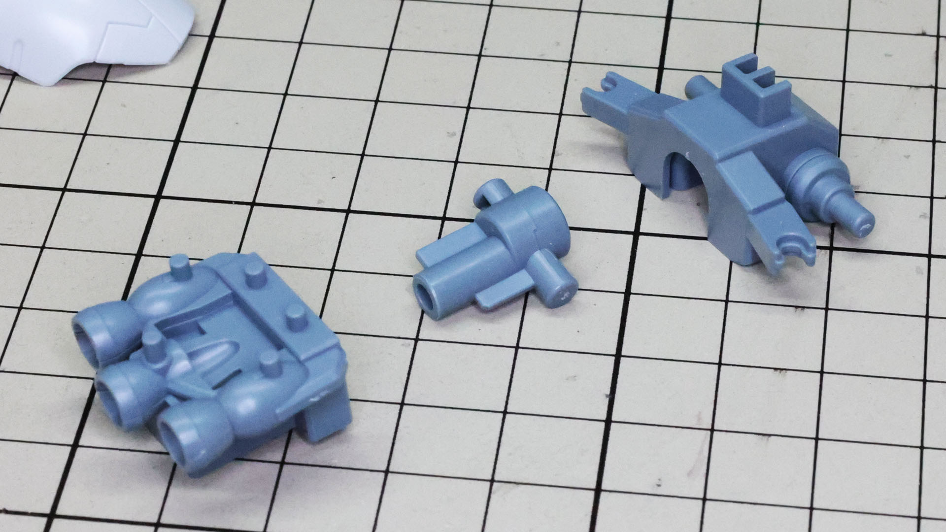 3連ノズルはなかなかのディテール！スタンド接続軸穴を持つパーツを中に組み込んで腰部メカフレームが出来上がります