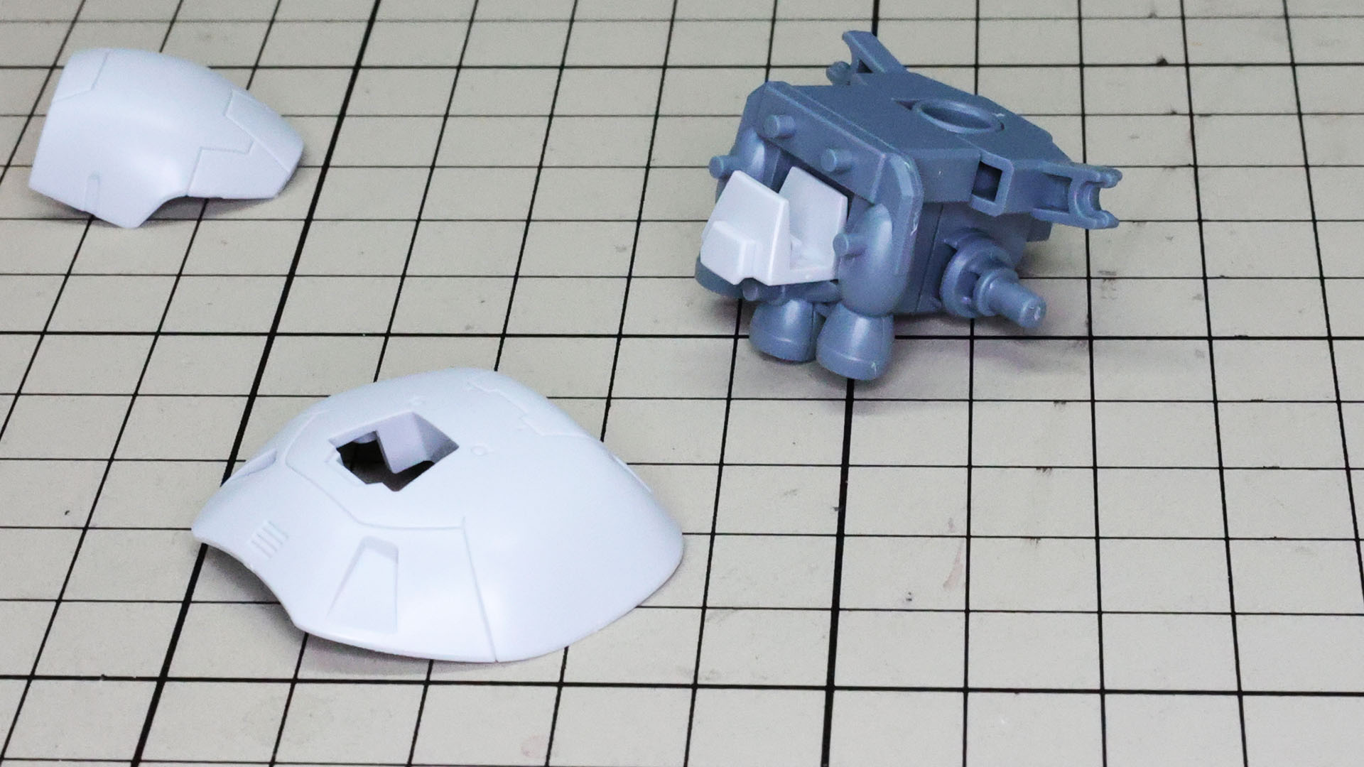 リアスカートには引き出し式の装備マウントパーツが組み込まれます