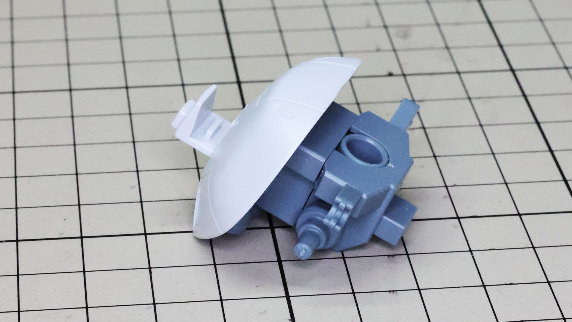 フロントアーマーは左右2分割にもできる設計です