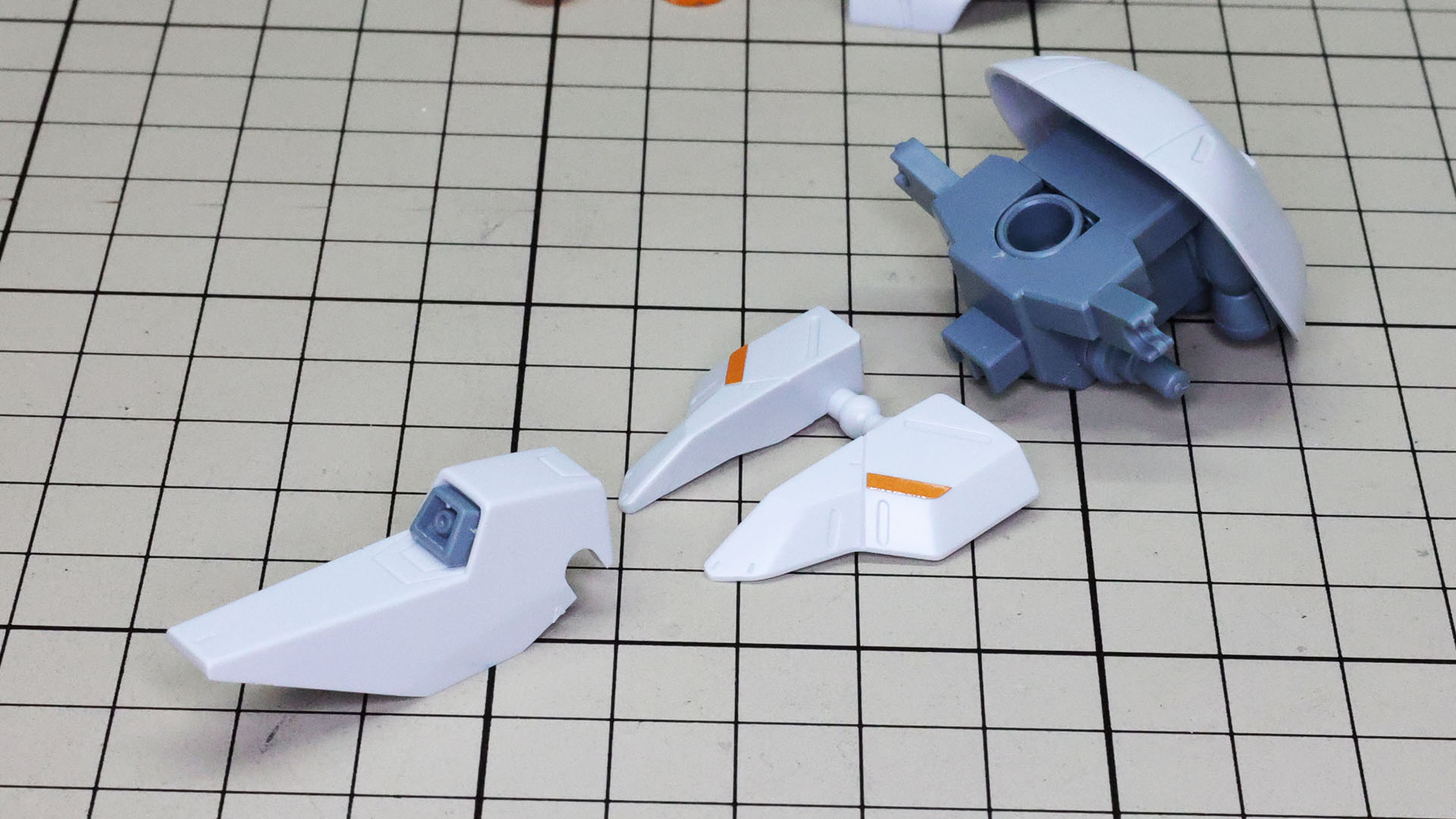 フロントアーマーは左右2分割にもできる設計です