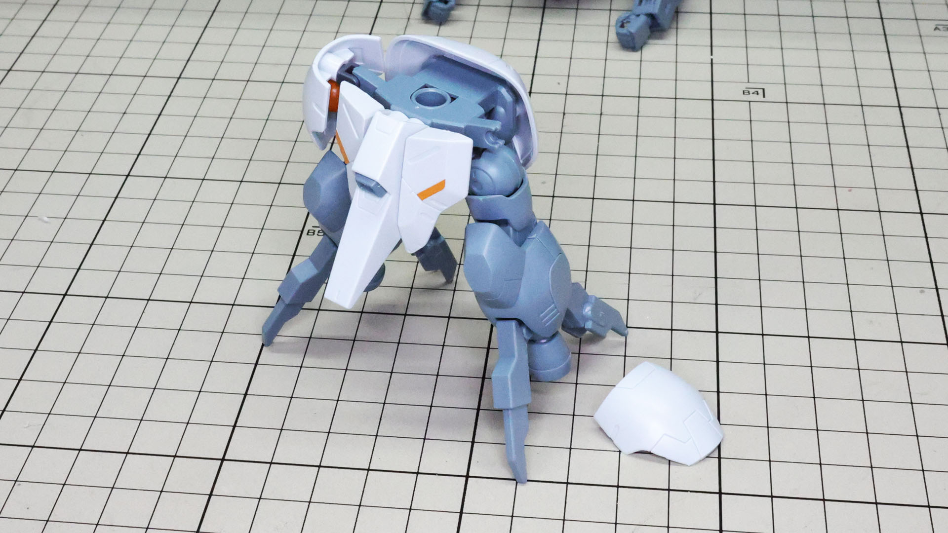 組み上がった腰部に脚部を接続します