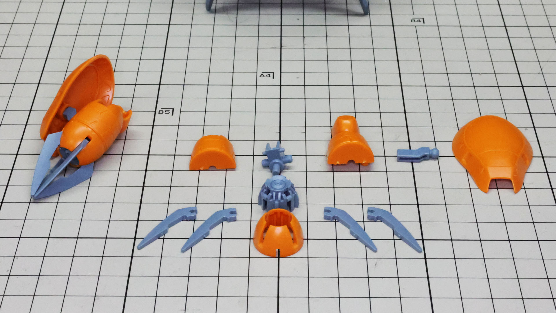 右腕用を組んであります。クローが独立で可動できる腕部パーツ群