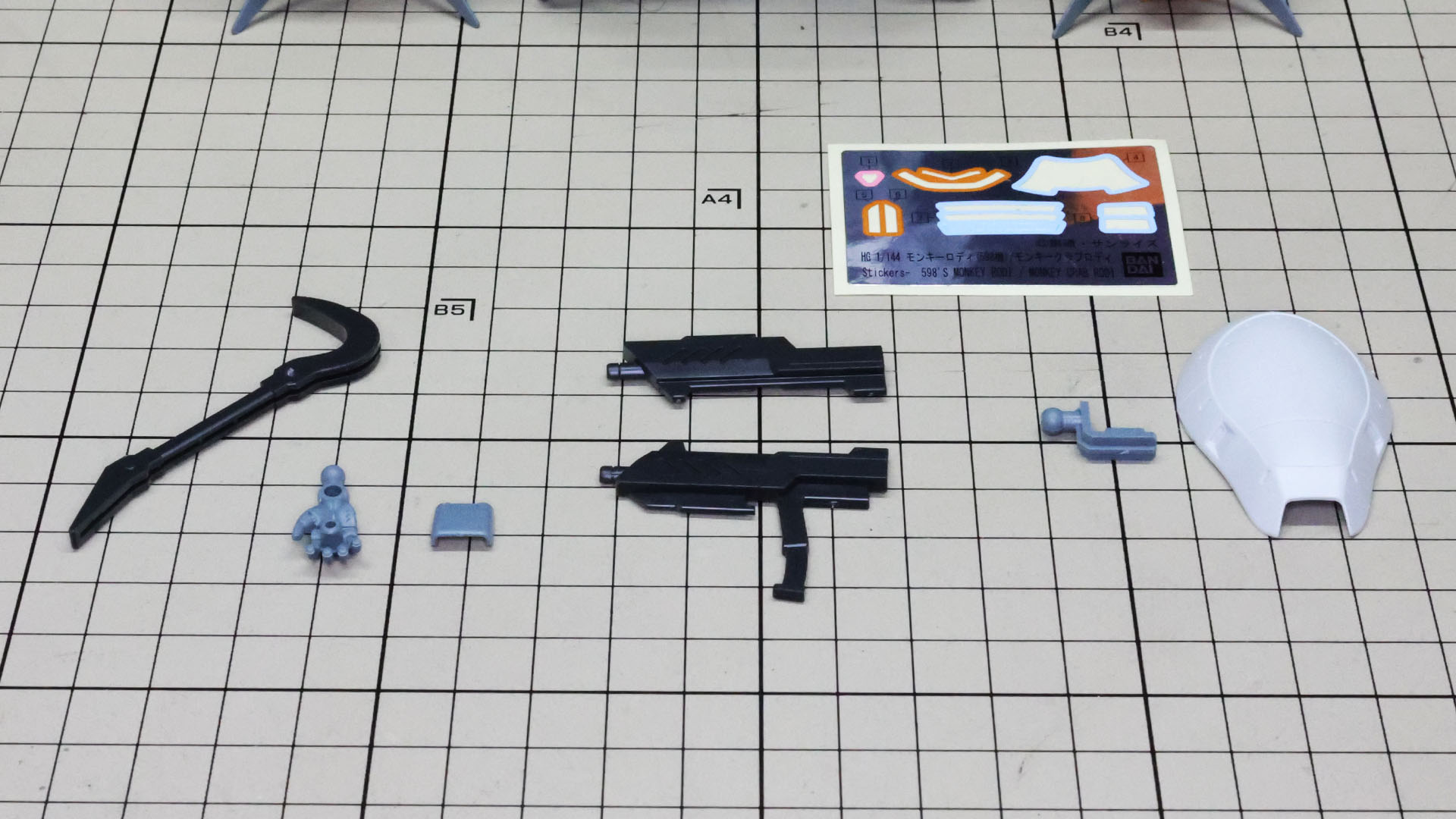 左からバール、手榴弾用ハンド、サブマシンガン、シールドのパーツ群です