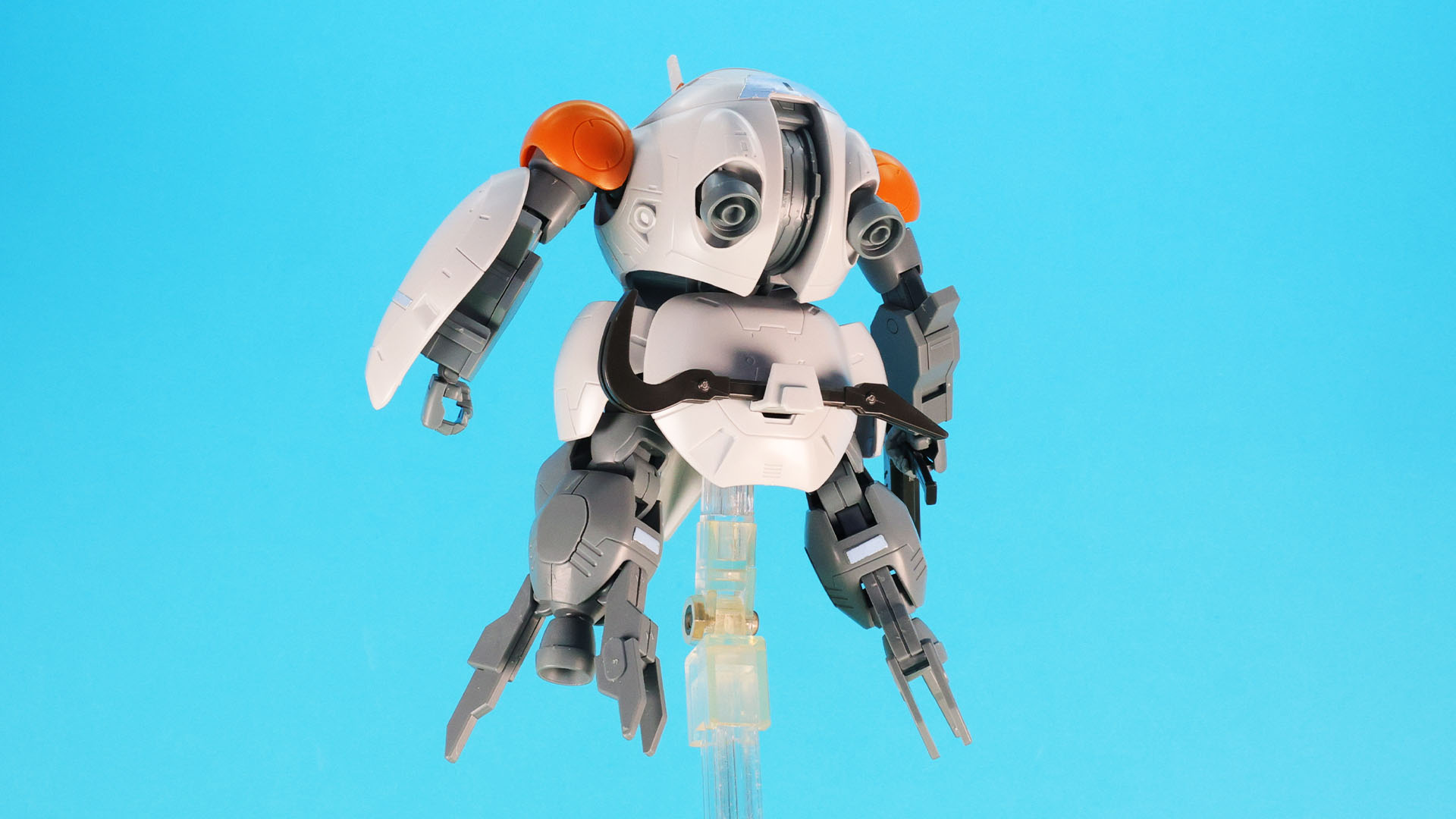 オレンジの肩アーマーが特徴