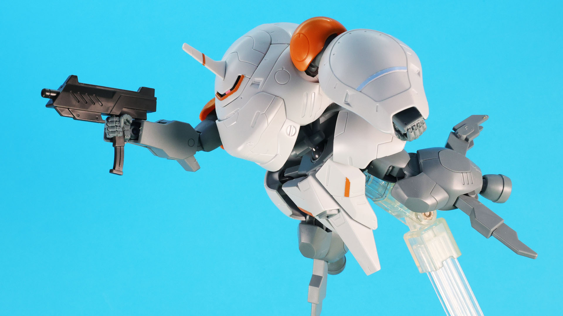 小型で取り回しやすそうなサブマシンガンを装備しています