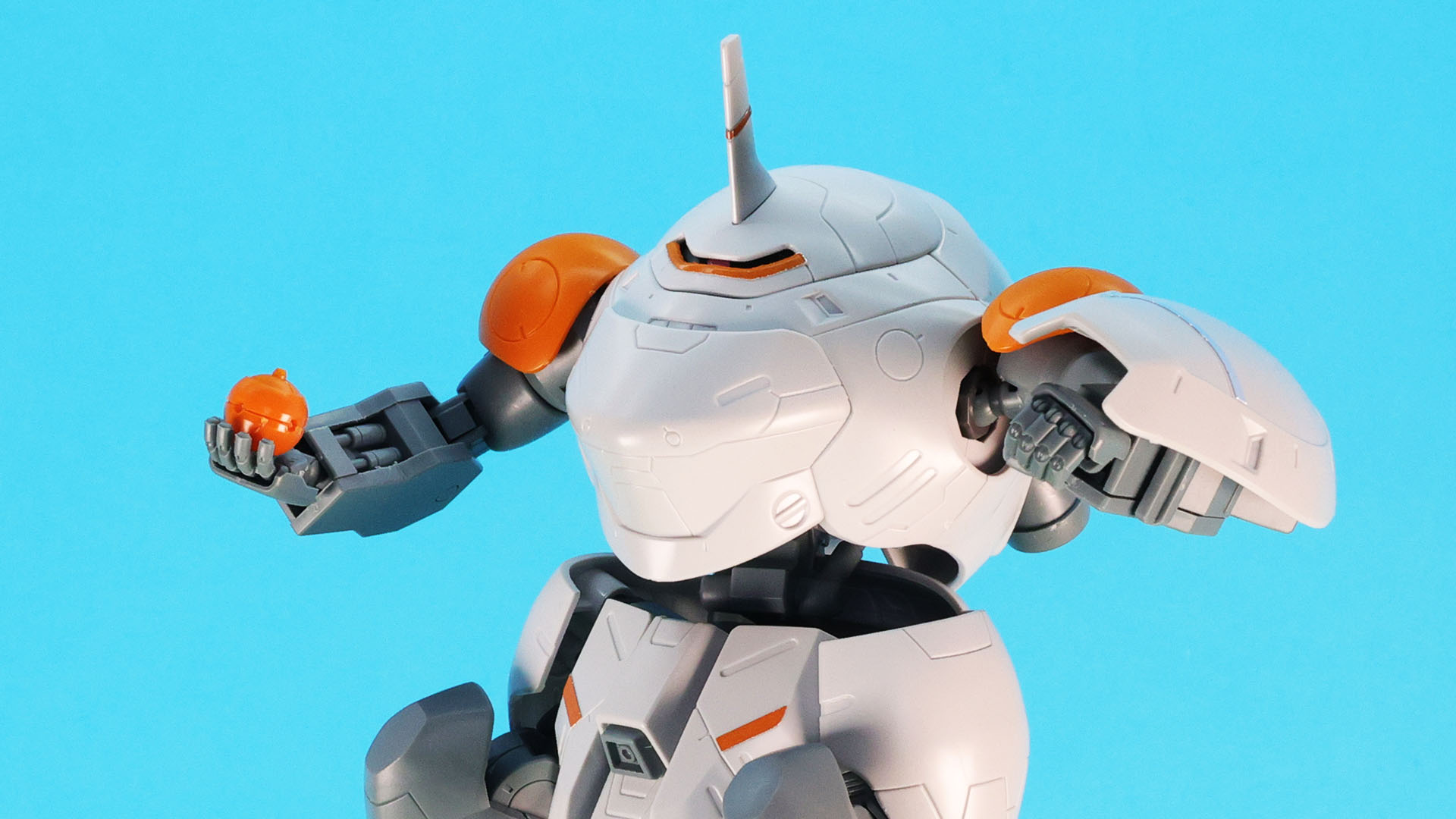 手榴弾とハンドは軸で接続されているので落ちることもなく自然なスタイルになります