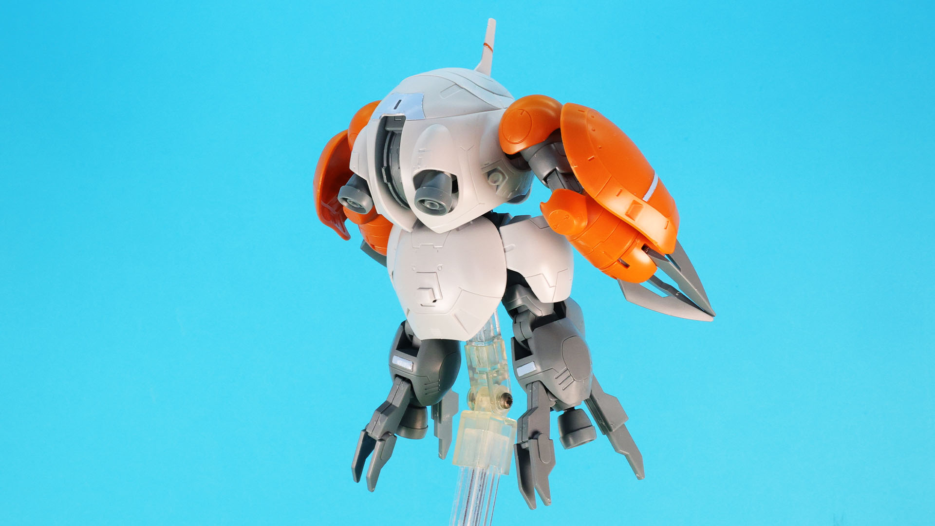 両腕がクローに換装されます