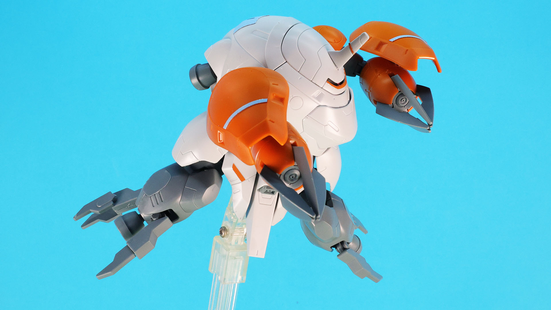 クローを突き出して攻撃！