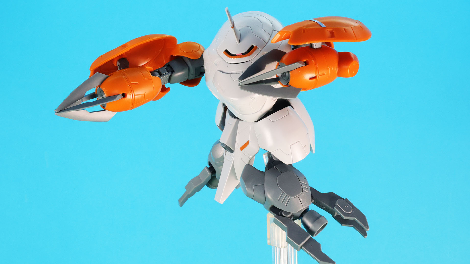 腕部の先端には牽制に使えるサブマシンガンを装備しています