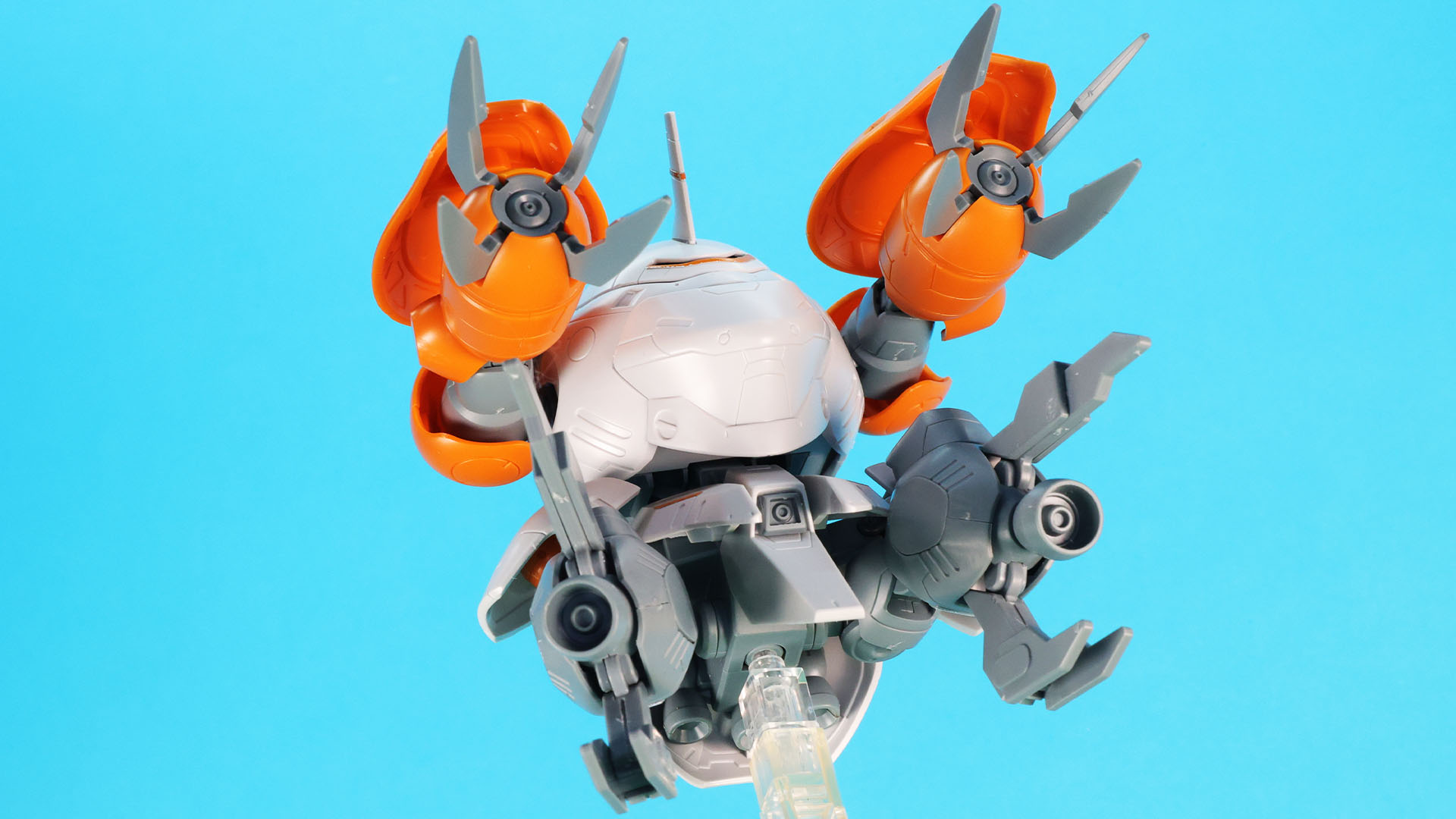 腕部の先端には牽制に使えるサブマシンガンを装備しています