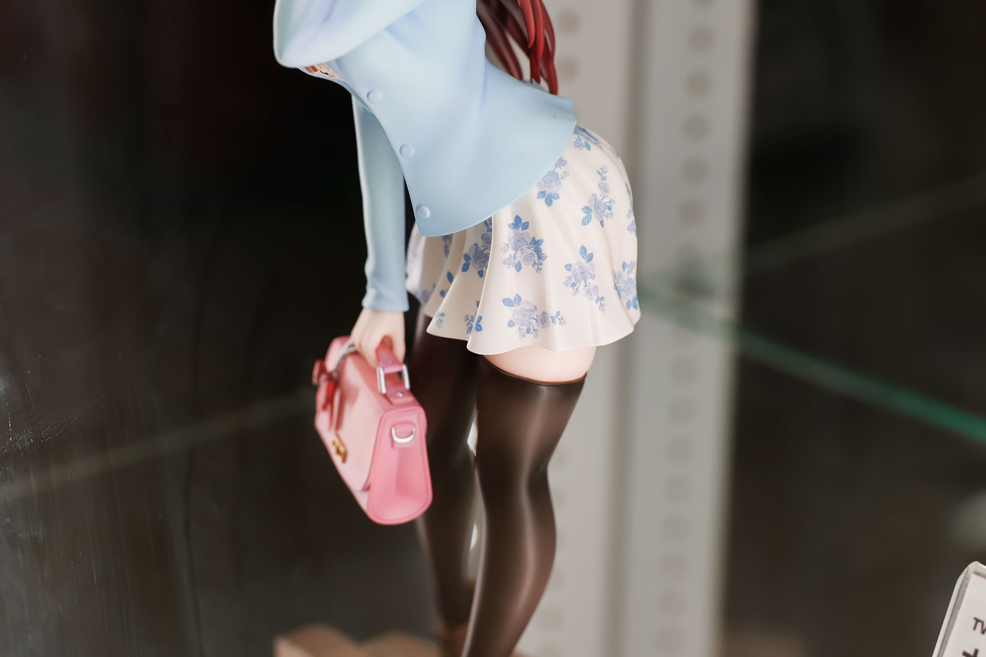 お尻を突き出したような姿になっている