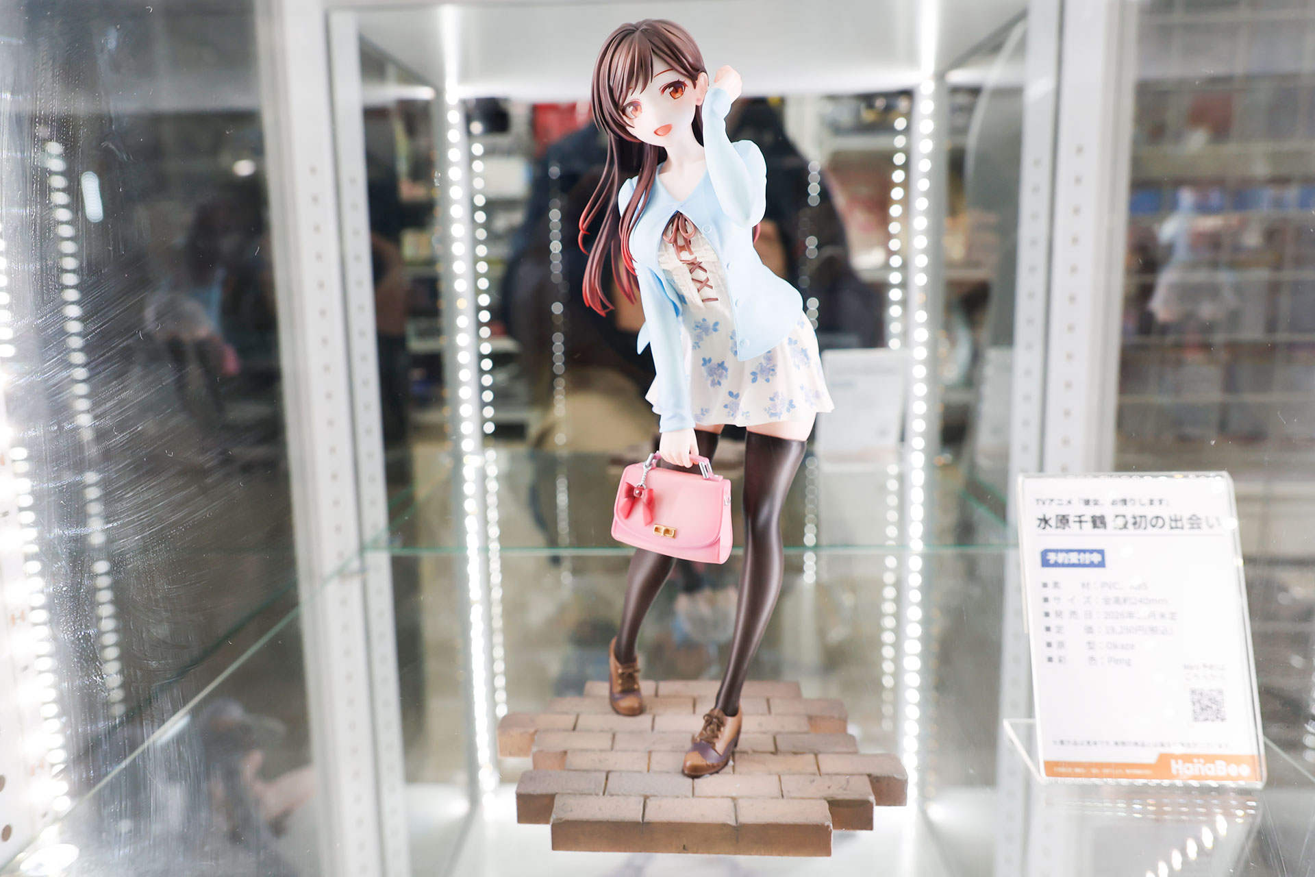 フィギュアの素材はPVCとABSで、約240mmだ