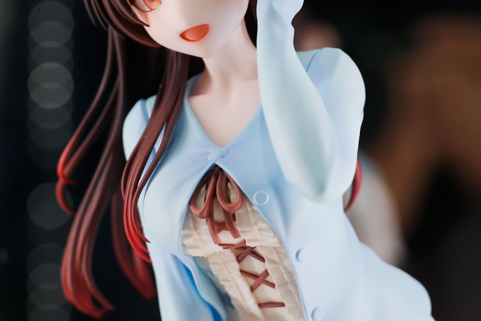 カーディガンは一番上だけボタンを止めている