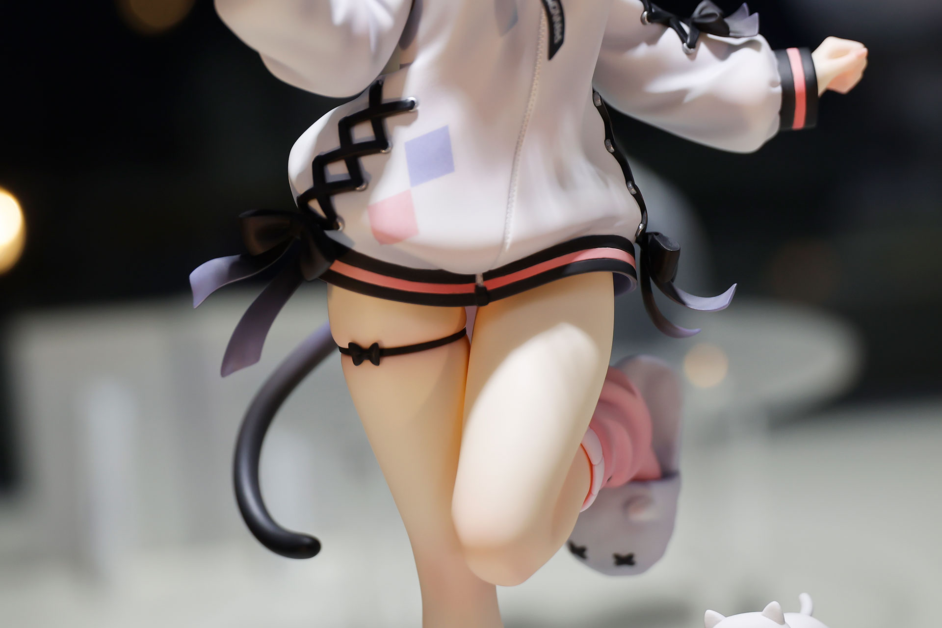 白い太ももがまぶしい！