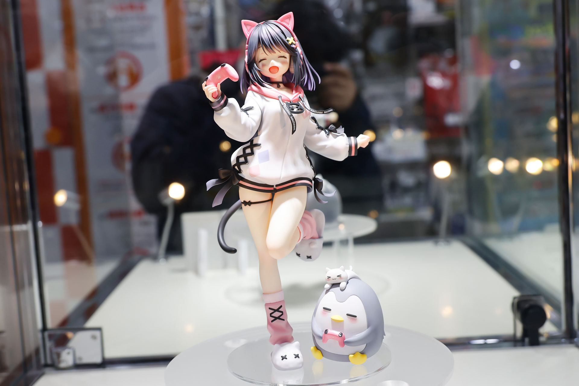 フィギュアの素材はPVCとABSで、全高は約235mmだ