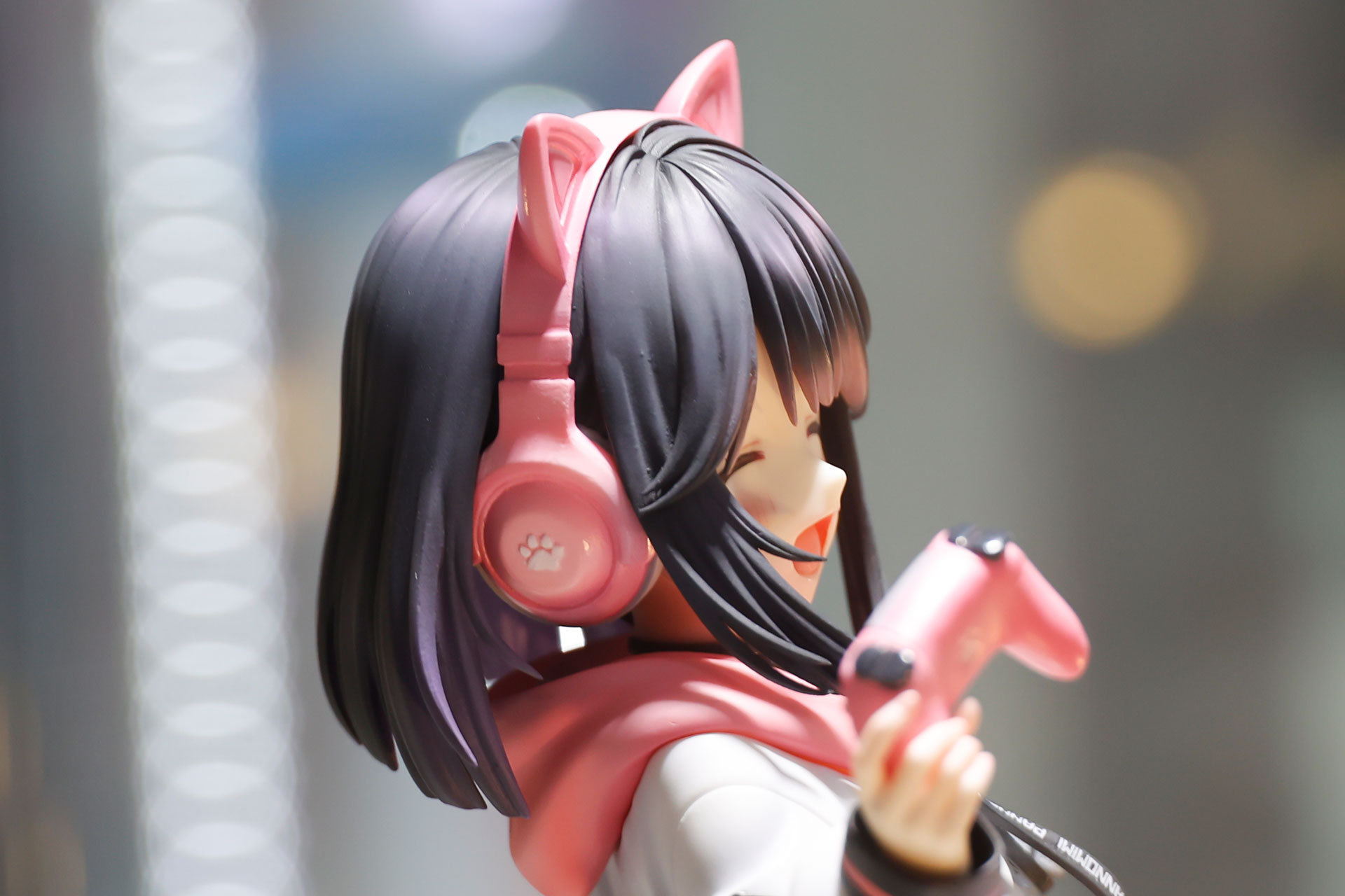 頭にヘッドセットをつけている