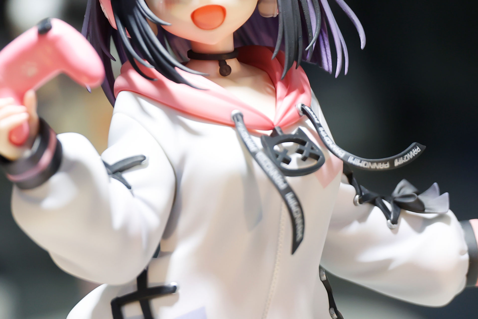 紐の部分にも細かい文字が描かれている