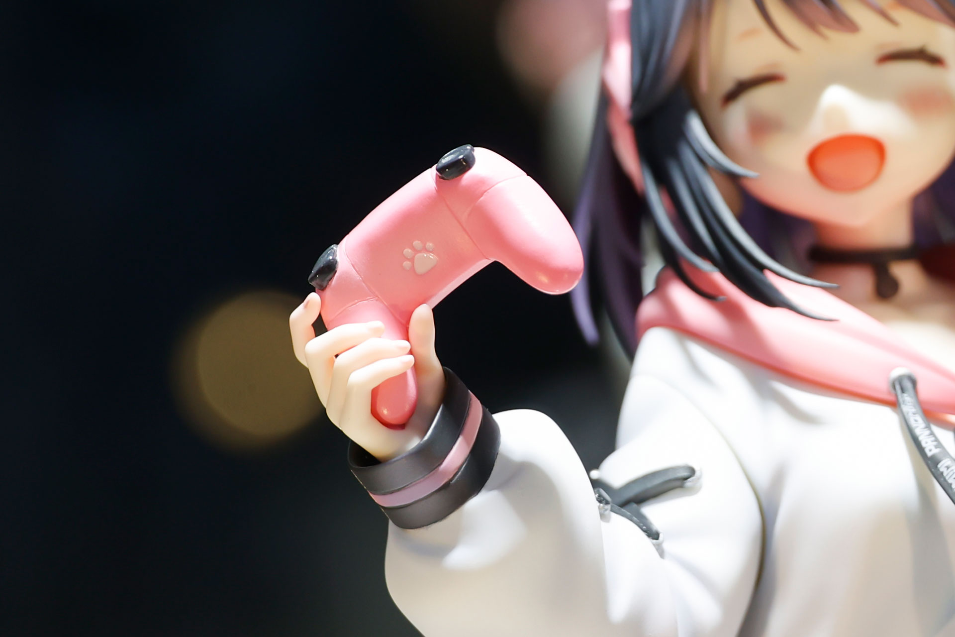 ピンクのコントローラーを握り締めている