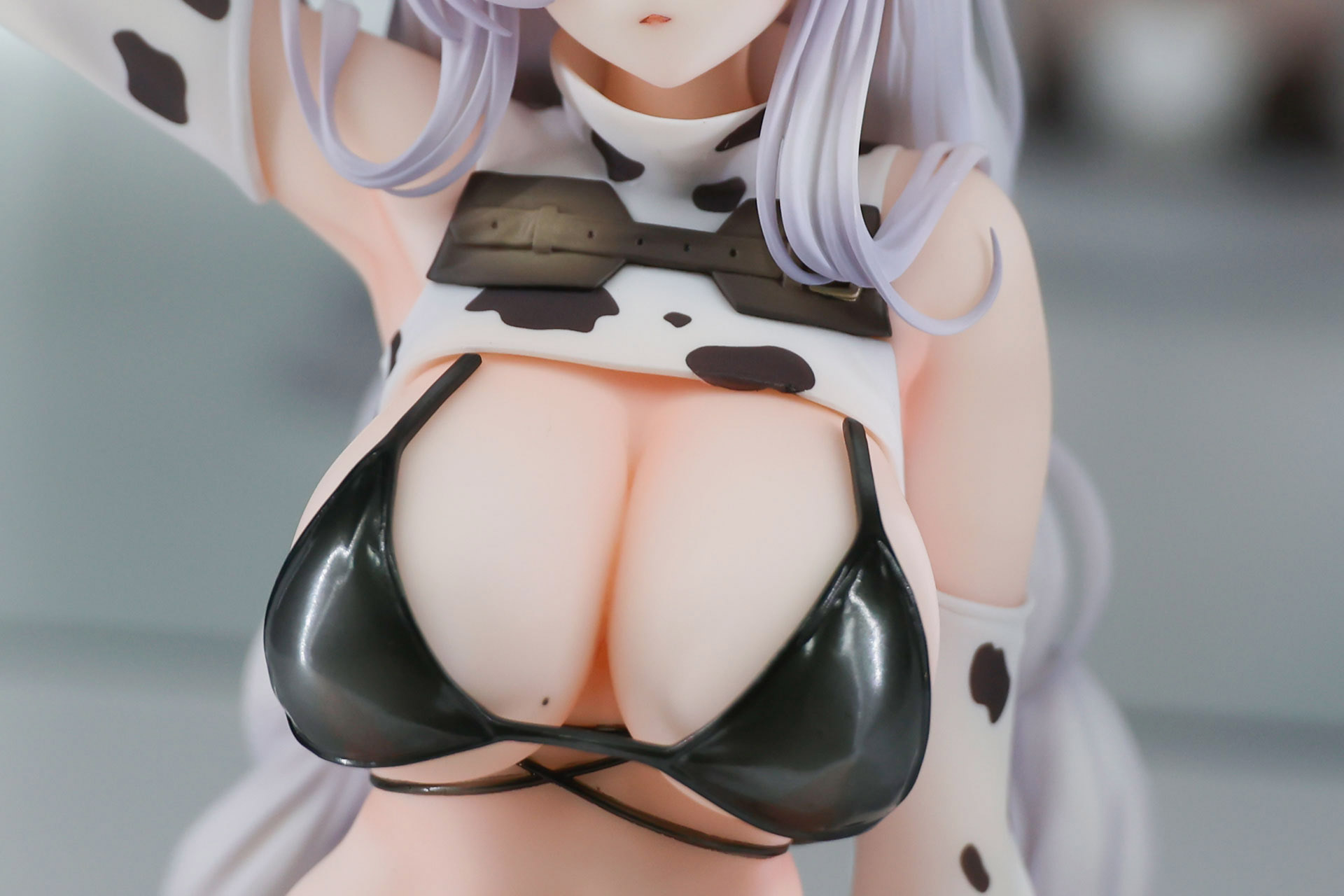 黒いビキニ部分はやや光沢のある質感になっている
