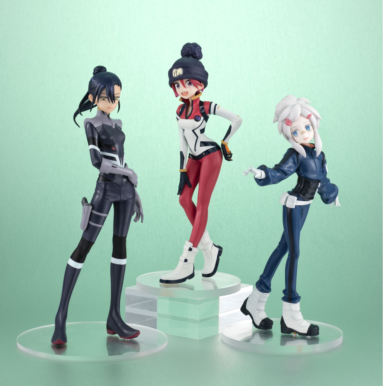 同シリーズの「アマテ・ユズリハ(マチュ)　パイロットスーツVer.」、「ニャアン　パイロットスーツVer.」と合わせて飾れば、より世界観を楽しめる（「アマテ・ユズリハ(マチュ)　パイロットスーツVer.」、「ニャアン　パイロットスーツVer.」は別売り）