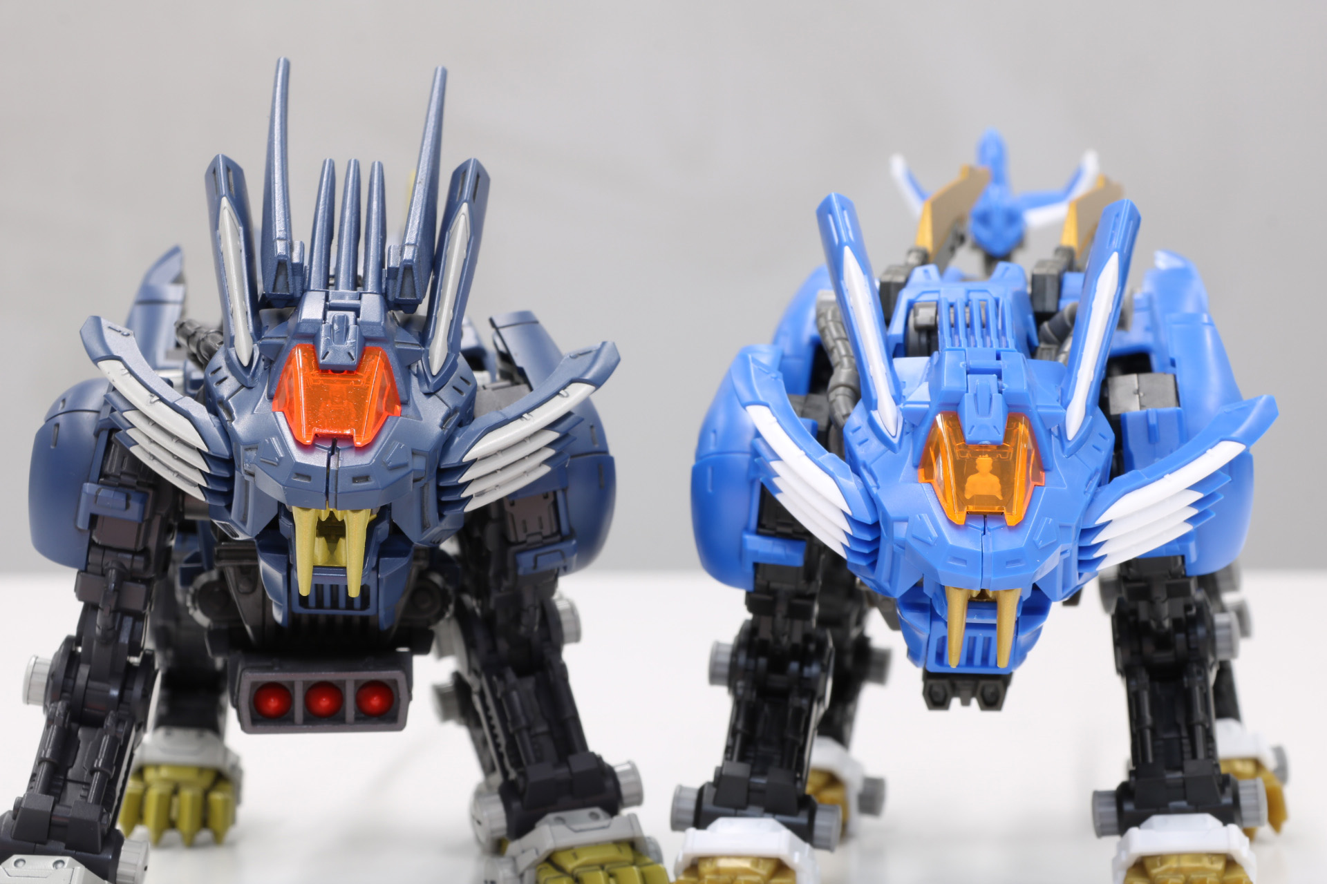 「RMZ-016 ブレードライガーパンツァー(ZBF)」（左）と「RMZ-001 ブレードライガー」(右）。頭頂部の違いで顔つきの印象も違って見える