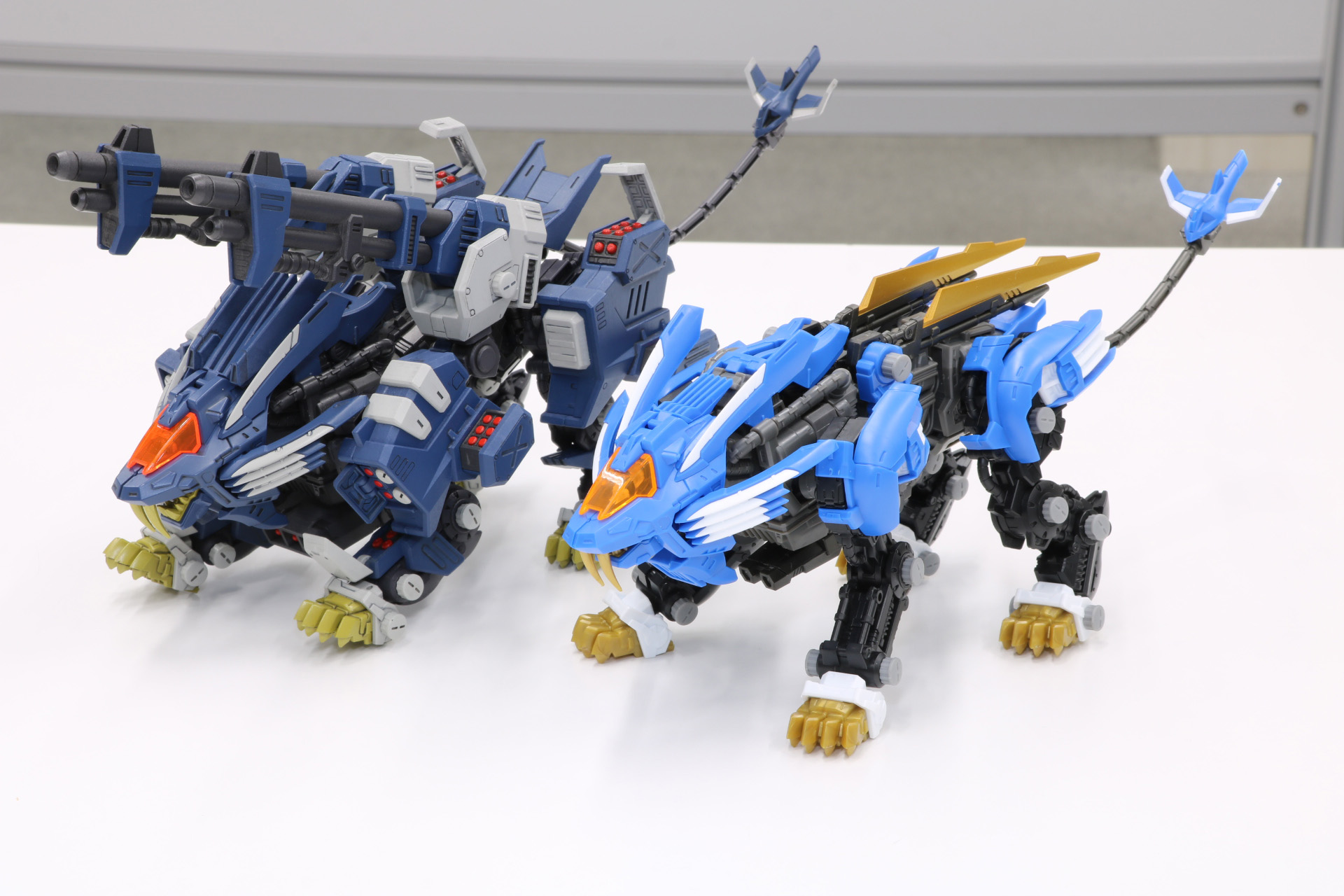 「RMZ-016 ブレードライガーパンツァー(ZBF)」（左）と「RMZ-001 ブレードライガー」(右）比較
