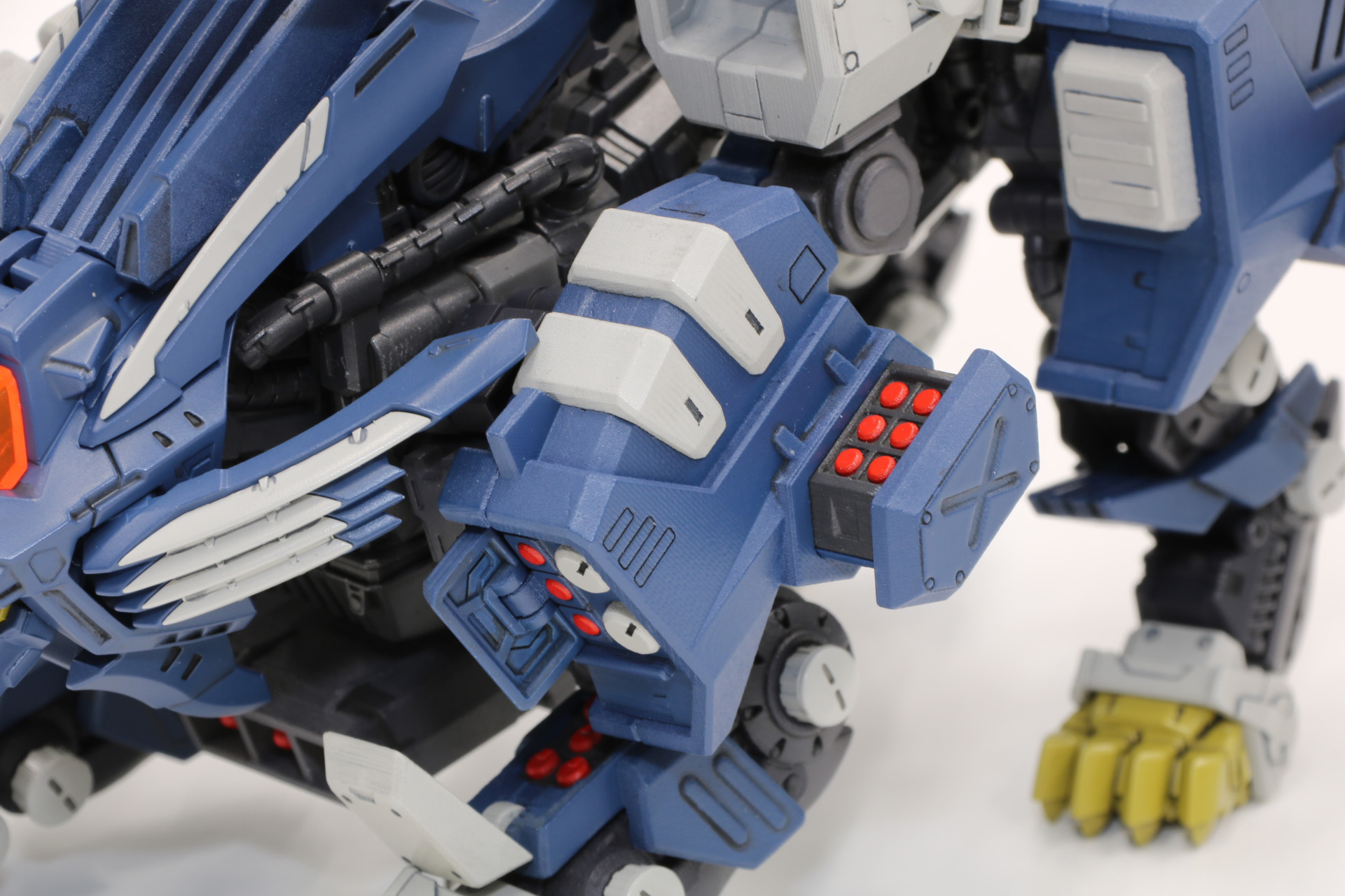 アーマーに搭載されているミサイルポッドは開閉、引き出しが可能