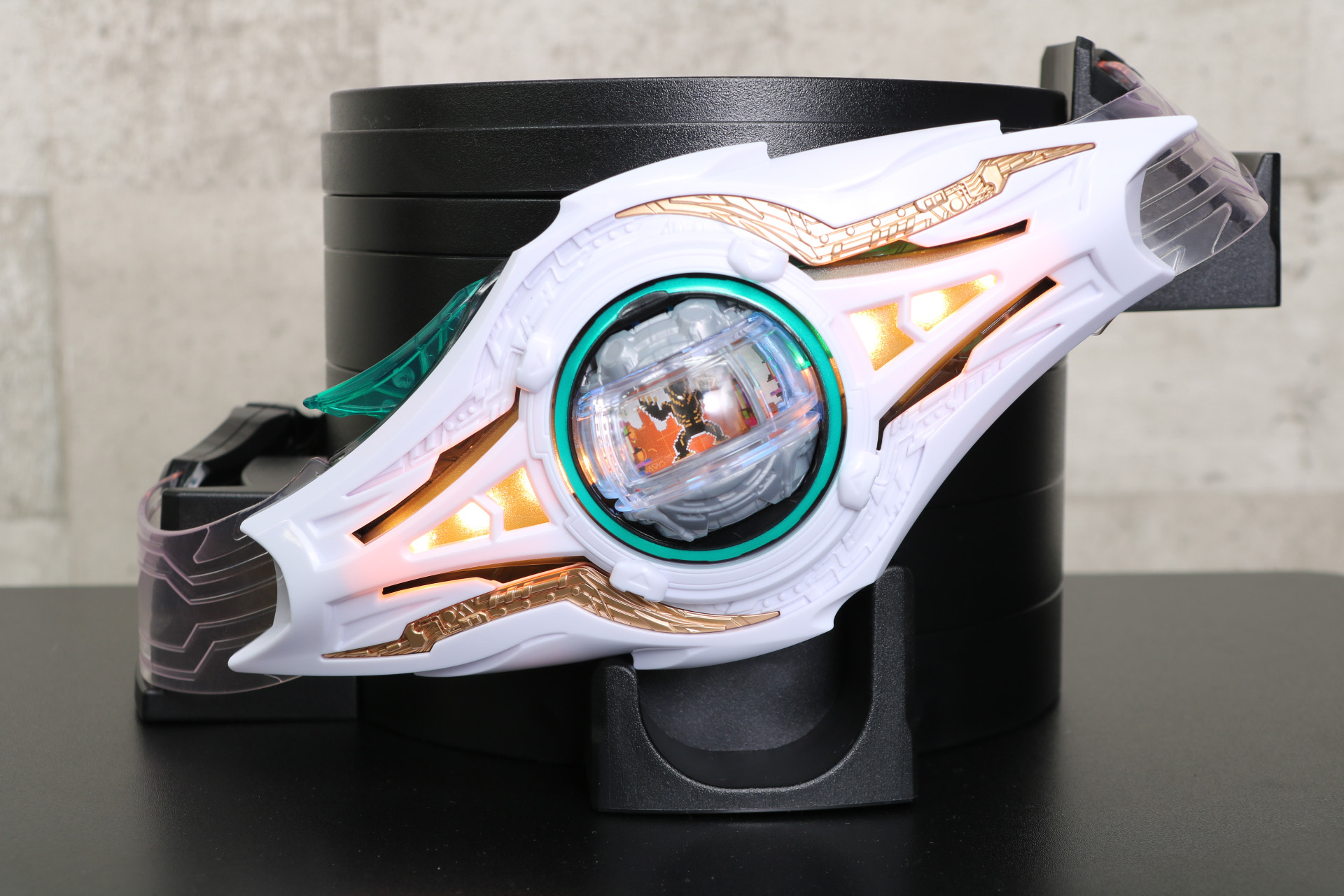 「変身ベルト DXゼッツドライバー」の発光パターンもオレンジ系を中心としたものになっている