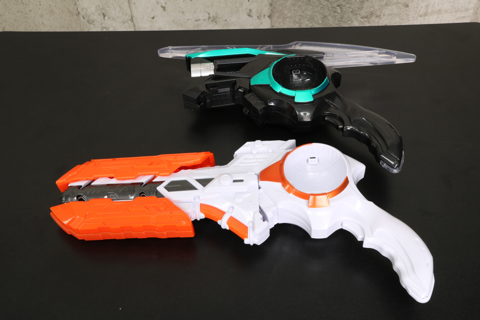 「DXブレイカムゼッツァー」ガンモード（上）と比較