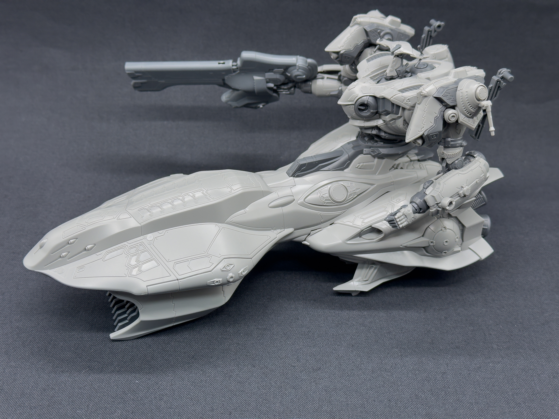 脚部パーツは初のタンク型で前後に非常に長い形状です。シリーズ最大級の大きさで全長は約230mmあります。