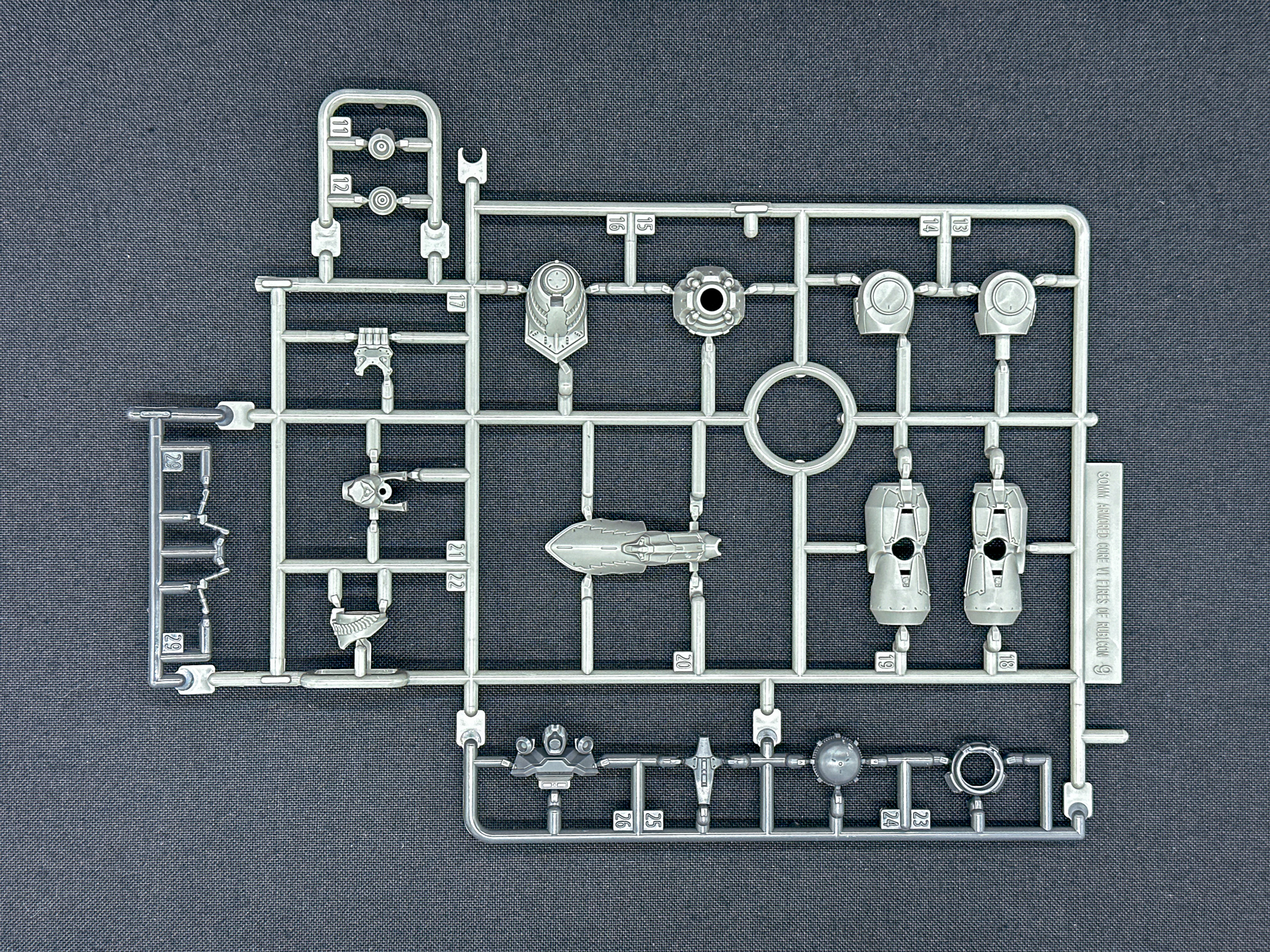 Aランナーは同一形状のランナーが2枚付属し、一部オープンフェイスと同一形状となります。