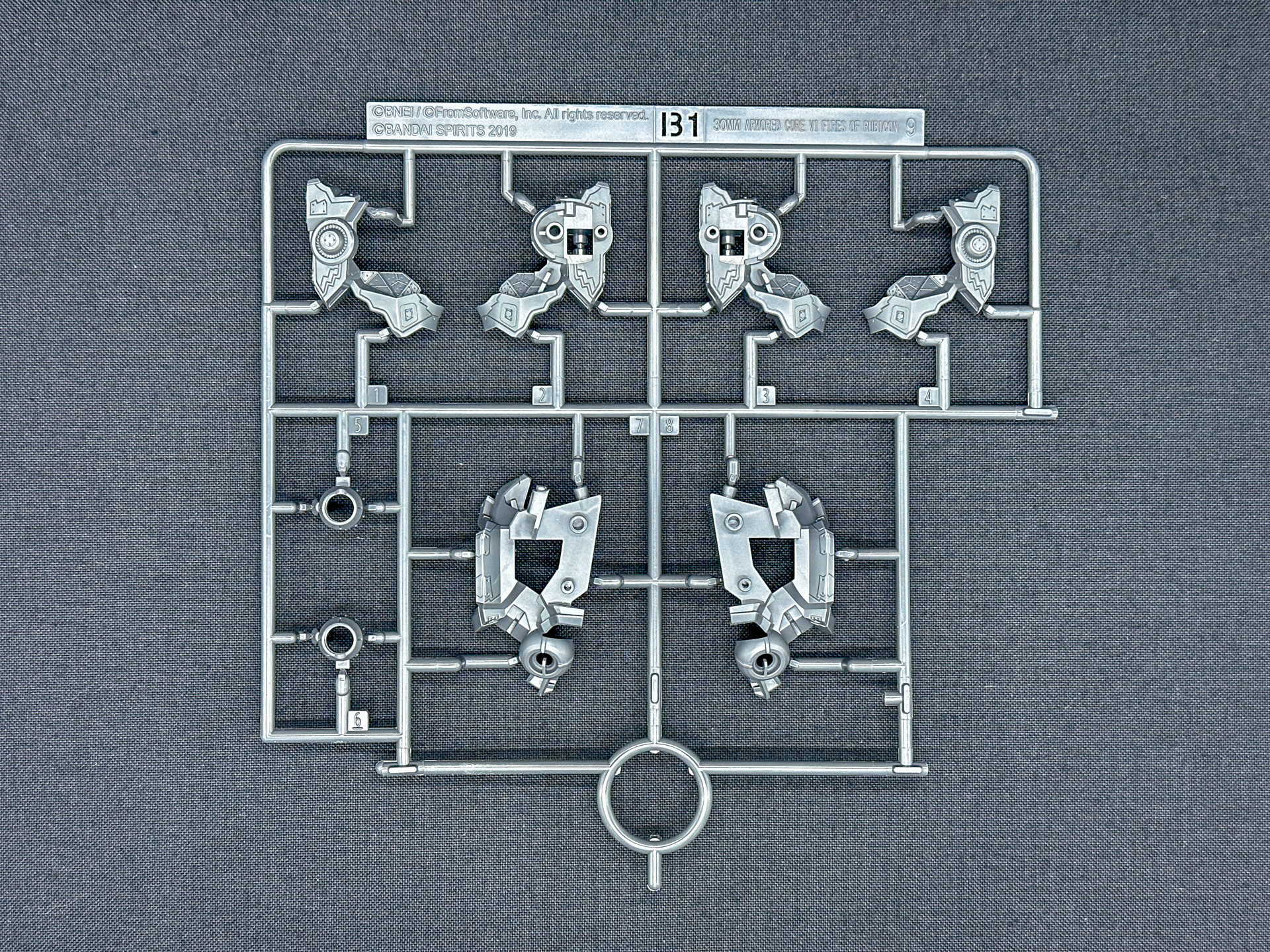 B1ランナーはオープンフェイスから成型色が変更され、頭部パーツを構成していた箇所が一部オミットされました。