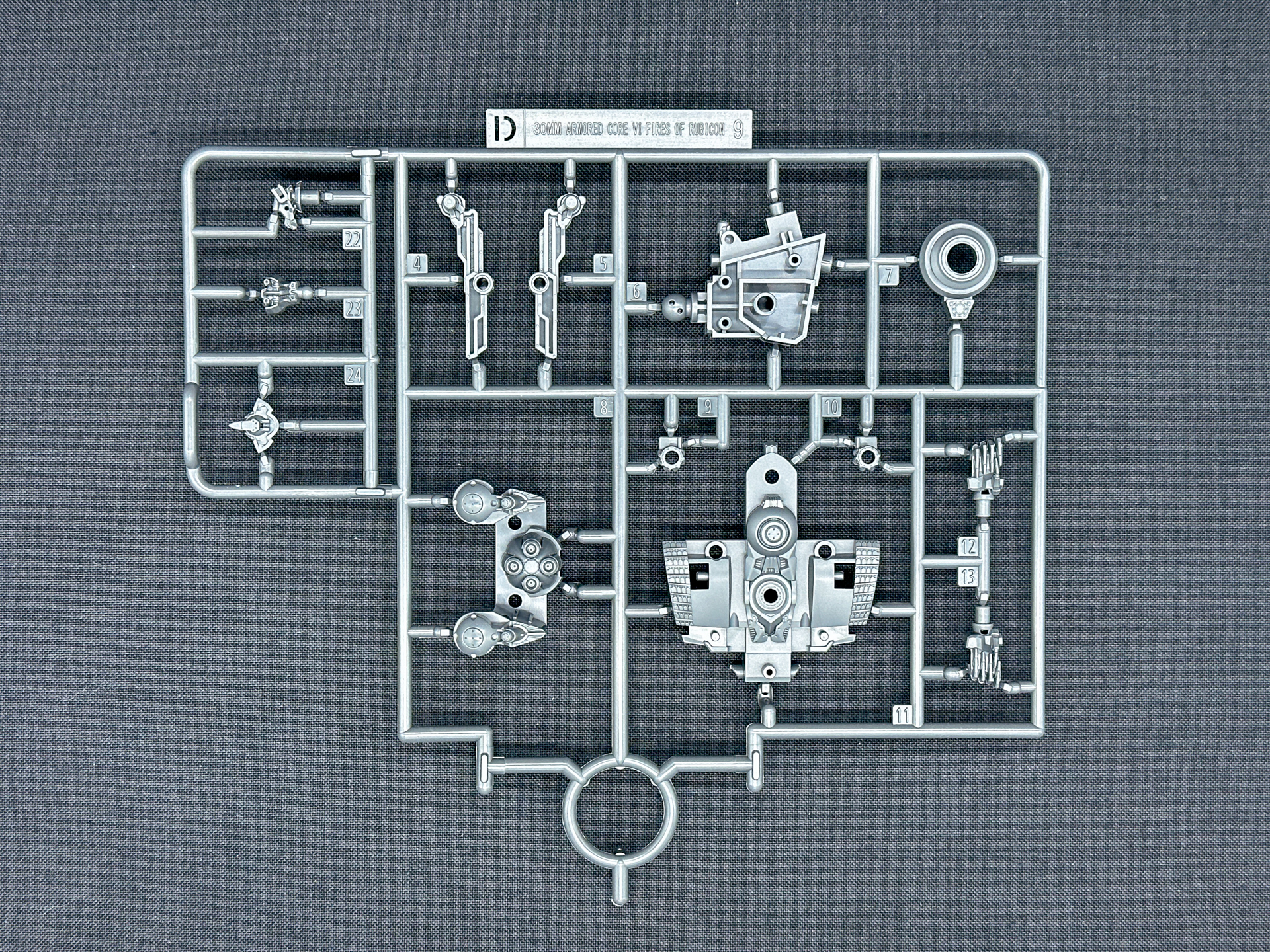 Dランナーはオープンフェイスのランナーから脚部パーツをオミットしたパーツ構成となります。