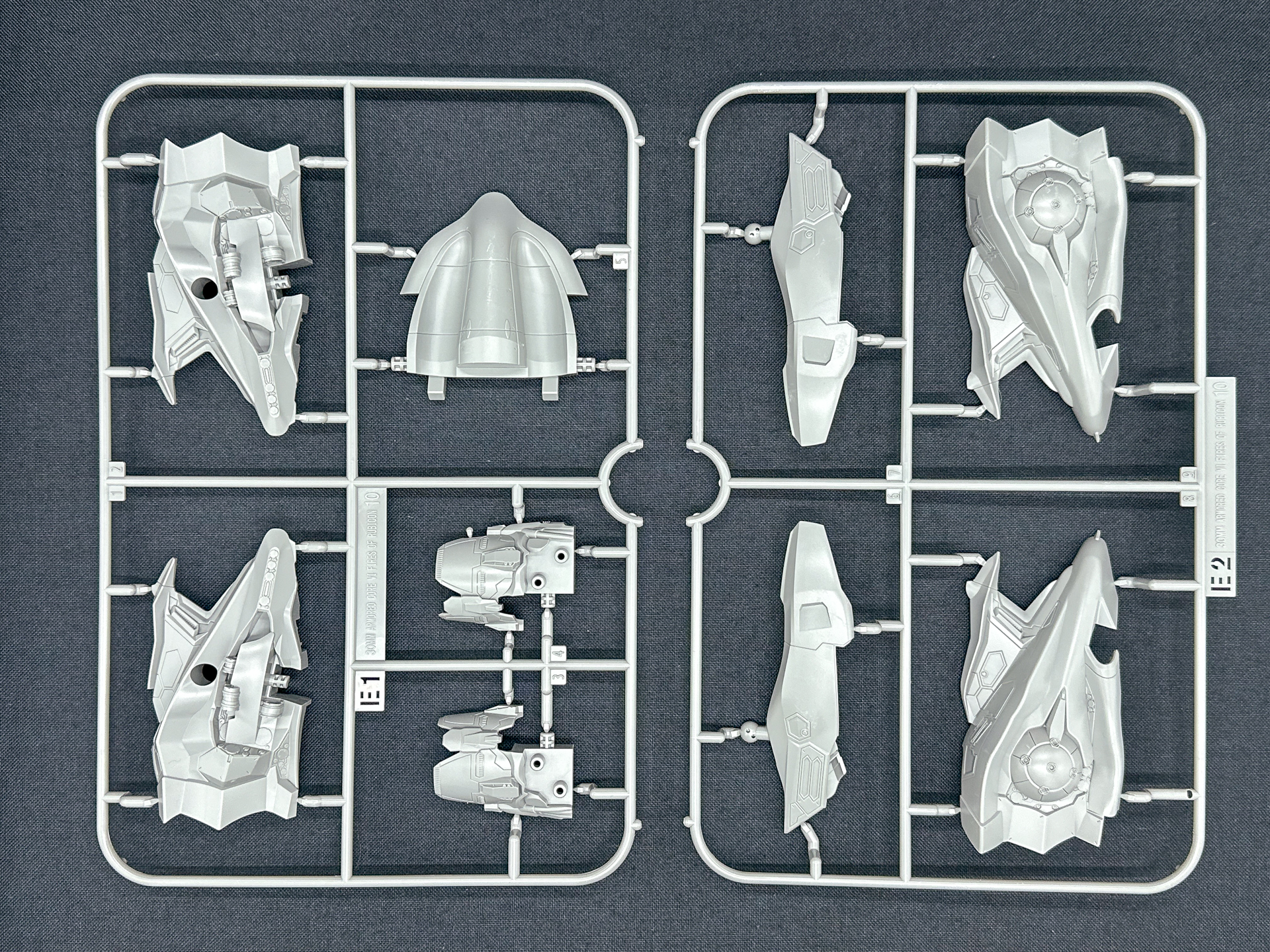 E1、E2ランナーは脚部パーツにおける側面ブースタの外装パーツを構成します。