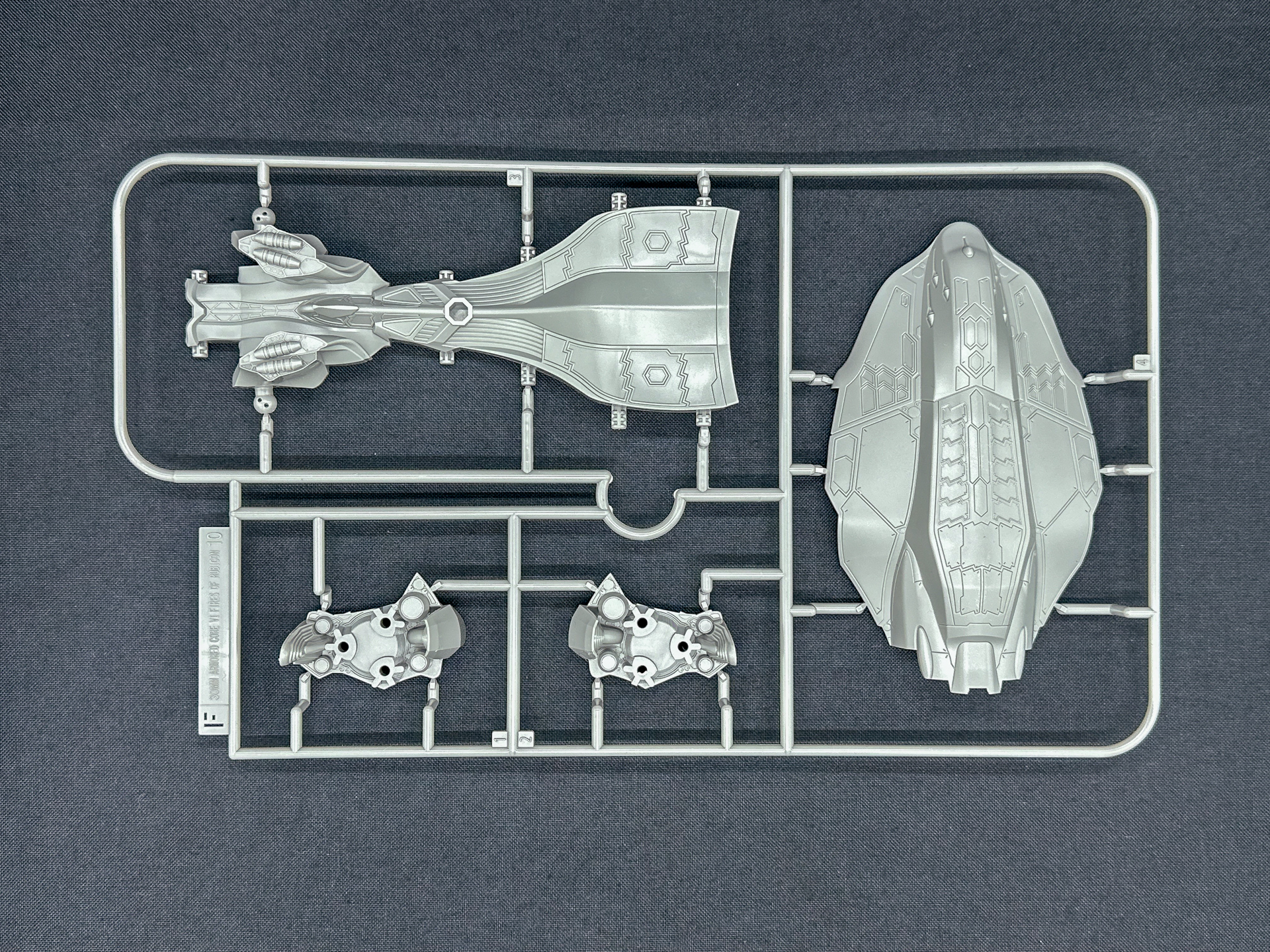 Fランナーは本キットの最も大きなパーツを含み、脚部の上下外装を構成しています。